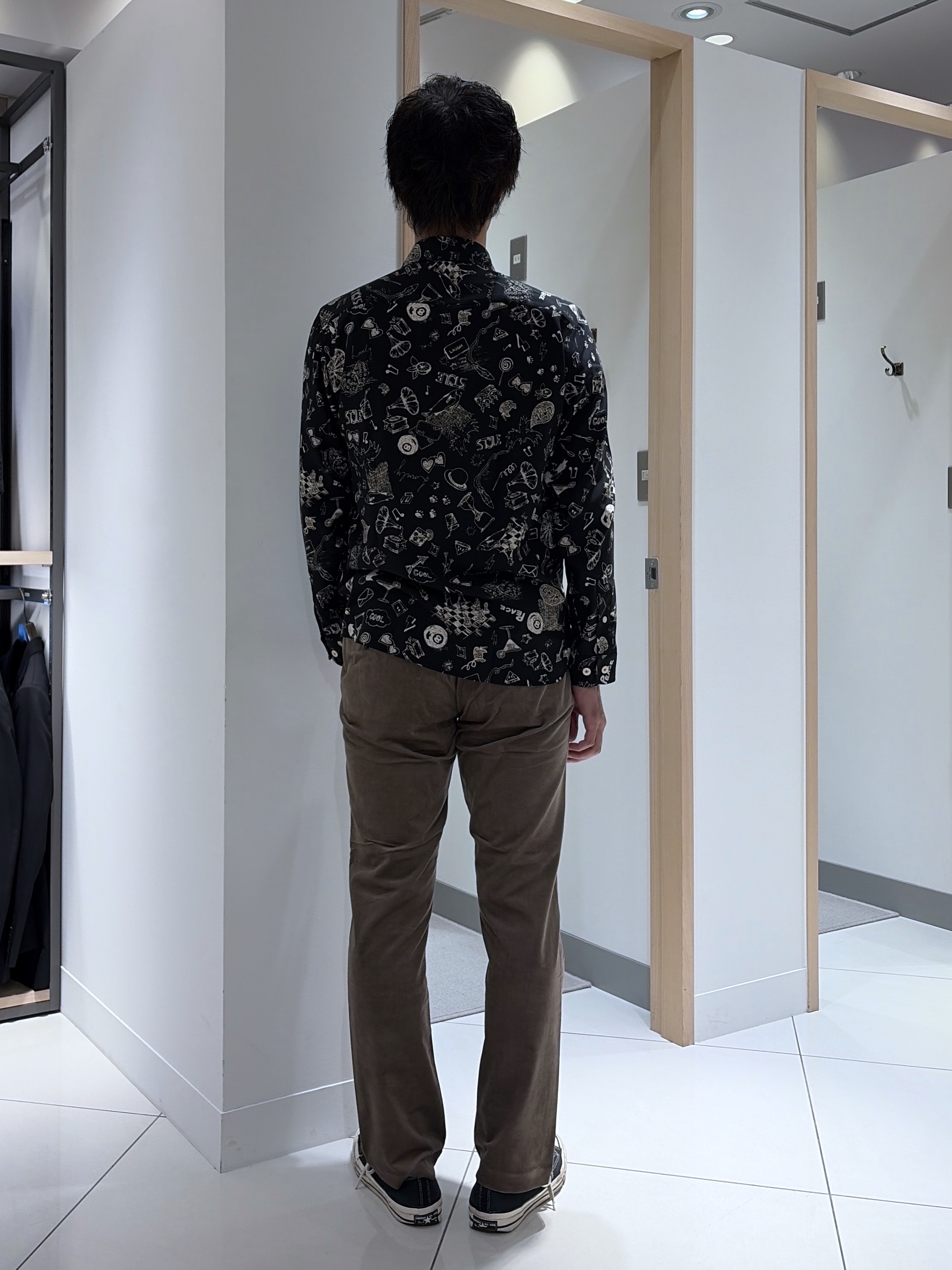 mutoさんの「TAKEO KIKUCHI｜【BOWLER HAT LABEL】日本製PLAYプリントシャツ」を使ったコーディネート