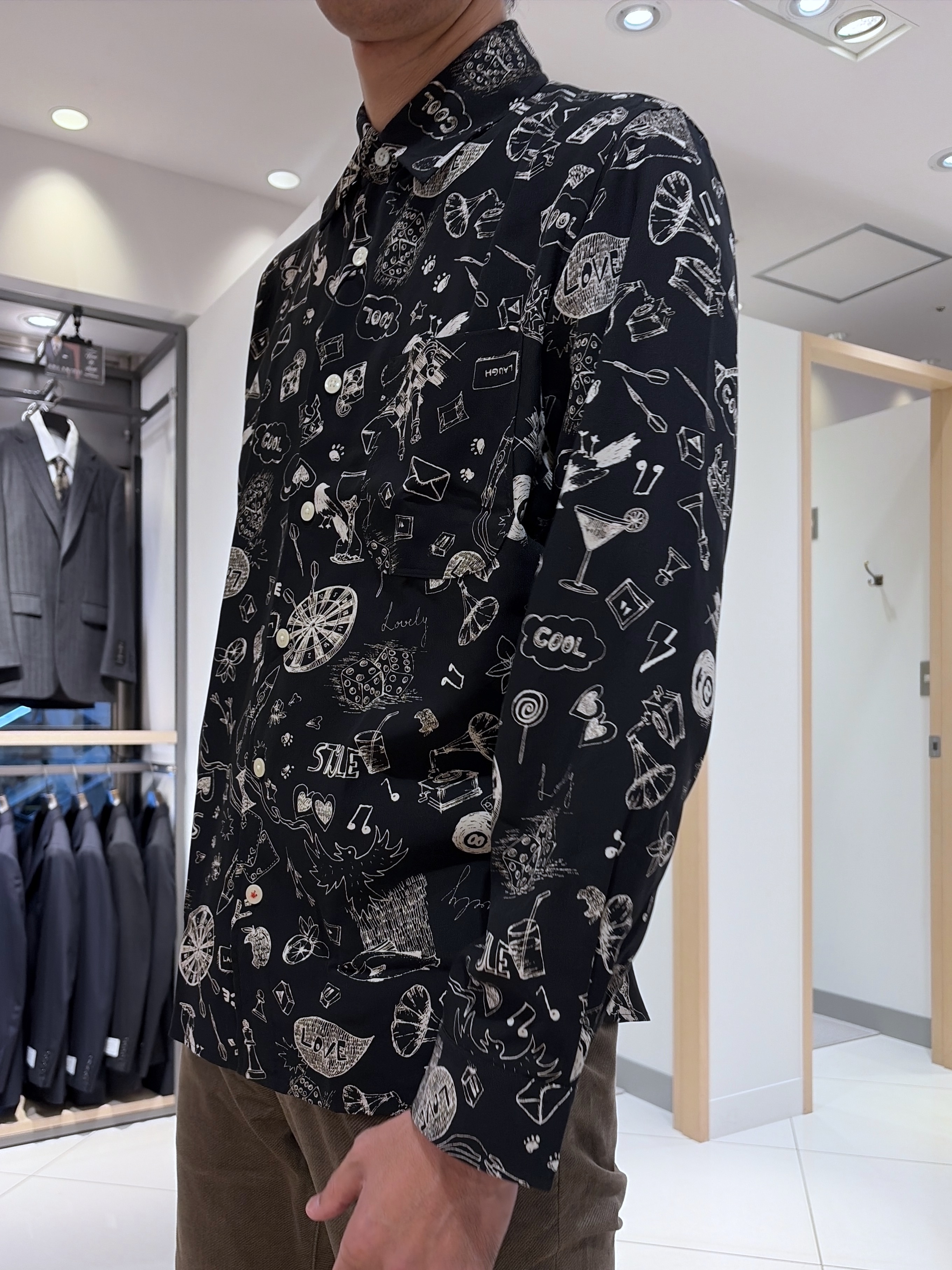 mutoさんの「TAKEO KIKUCHI｜【BOWLER HAT LABEL】日本製PLAYプリントシャツ」を使ったコーディネート