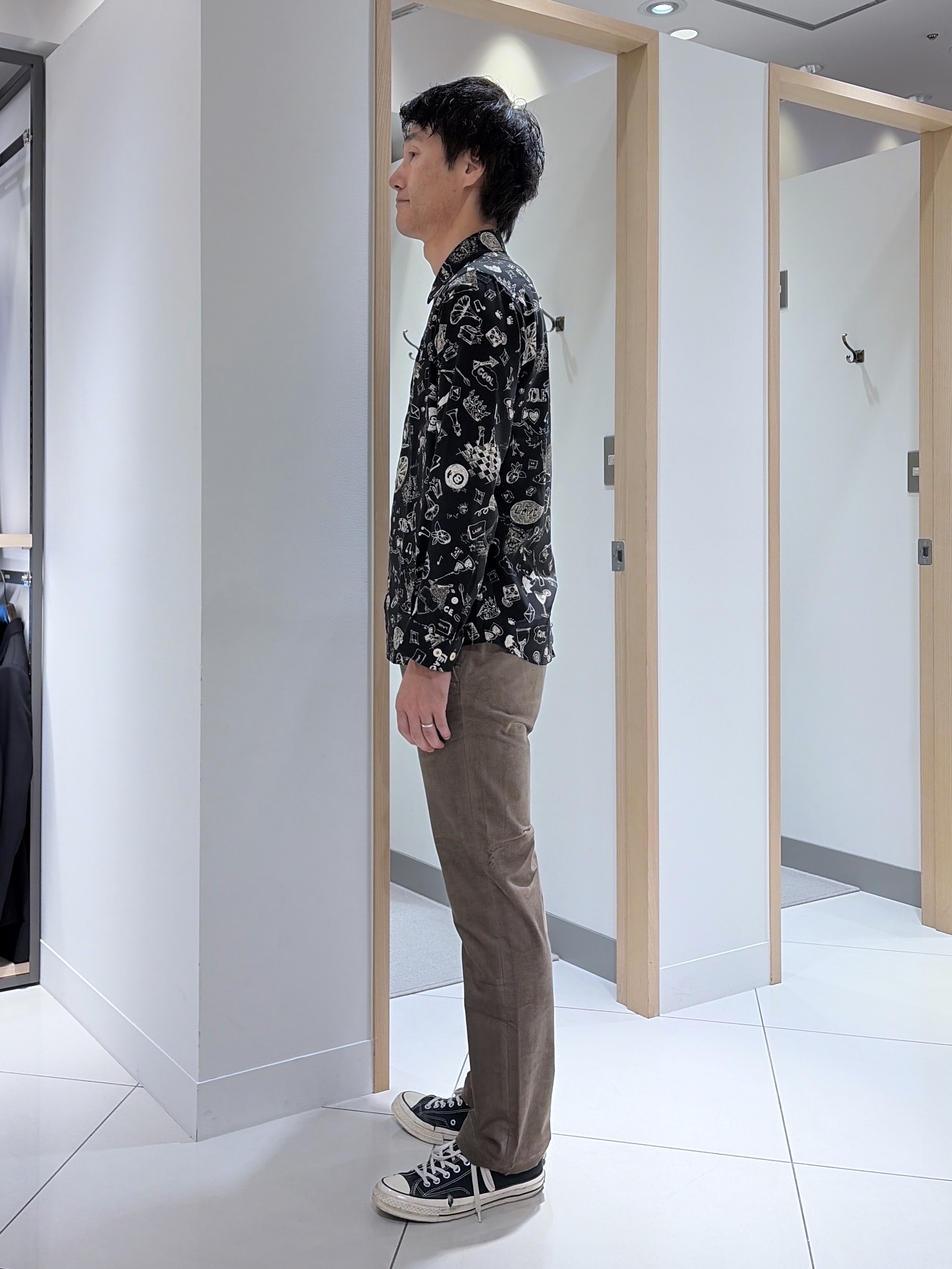 mutoさんの「TAKEO KIKUCHI｜【BOWLER HAT LABEL】日本製PLAYプリントシャツ」を使ったコーディネート
