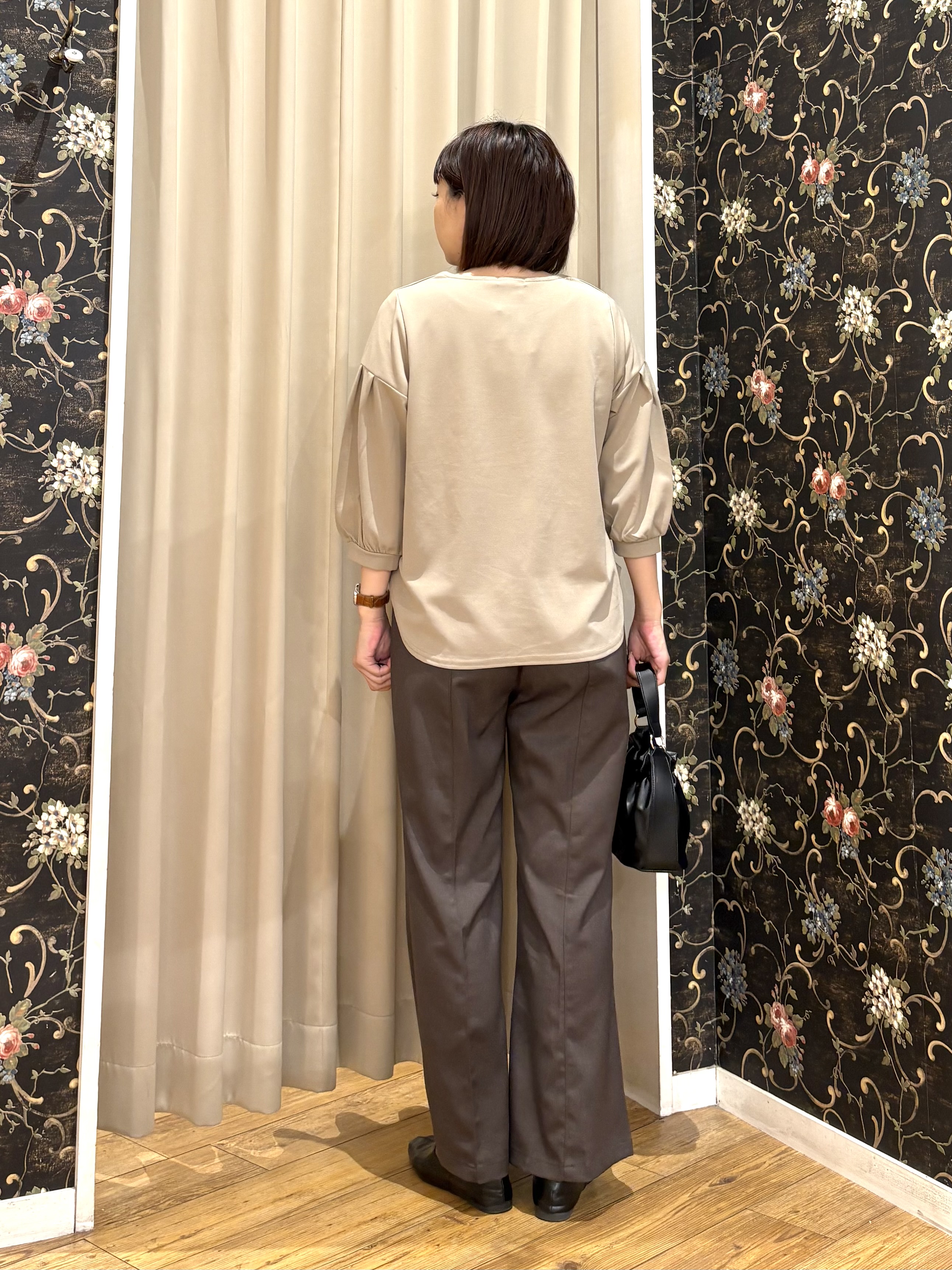 ネリさんの「SHOO･LA･RUE｜【着丈選べる/2点セット/S-LL/洗濯機可】ネックレス付き 着心地さらり7分袖ブラウス」を使ったコーディネート