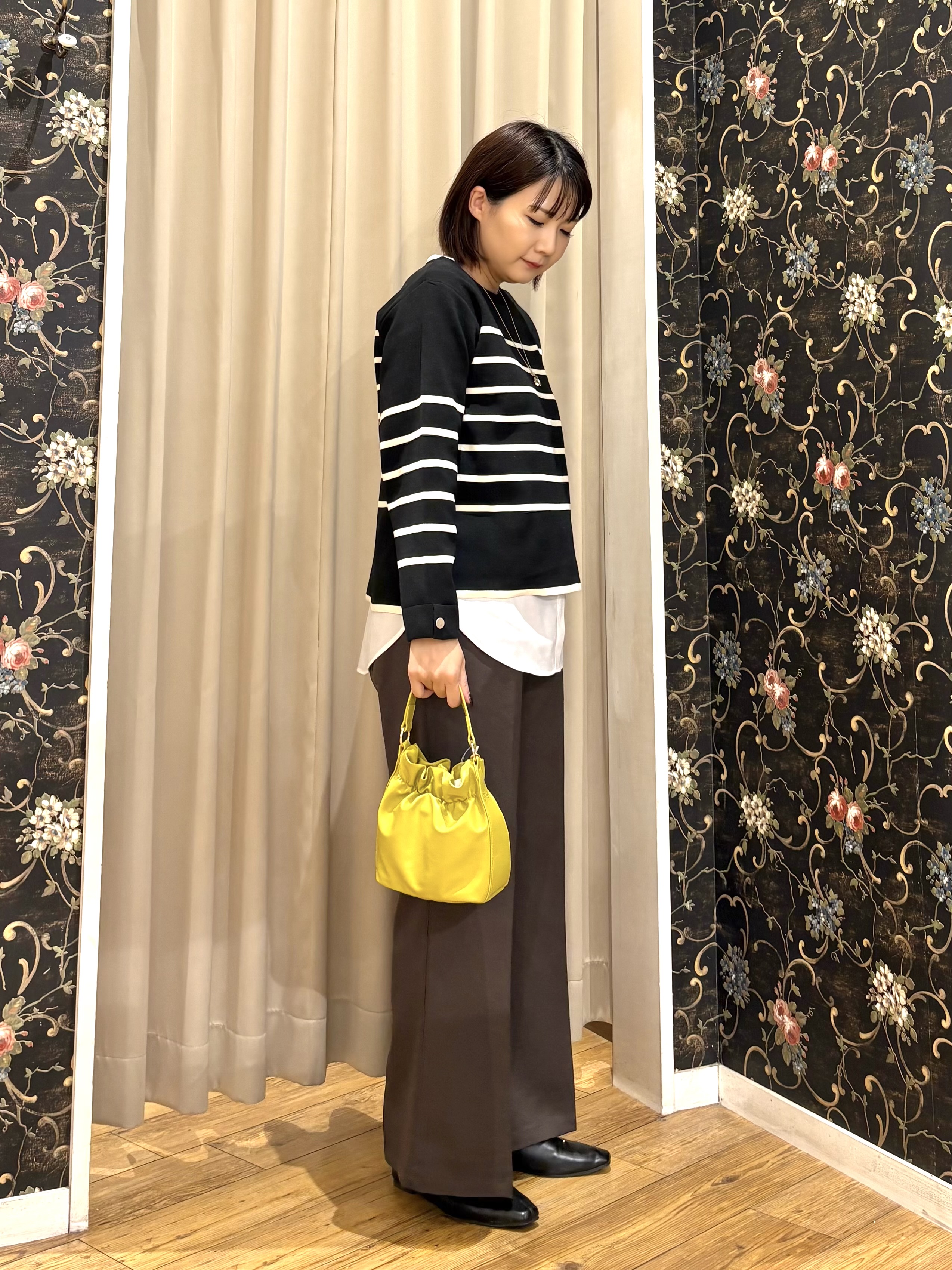 ネリさんの「SHOO･LA･RUE｜【洗濯機可/S-LL】抜け感ある着こなしに 金ボタン付き スポンディッシュ クルーネックニット」を使ったコーディネート