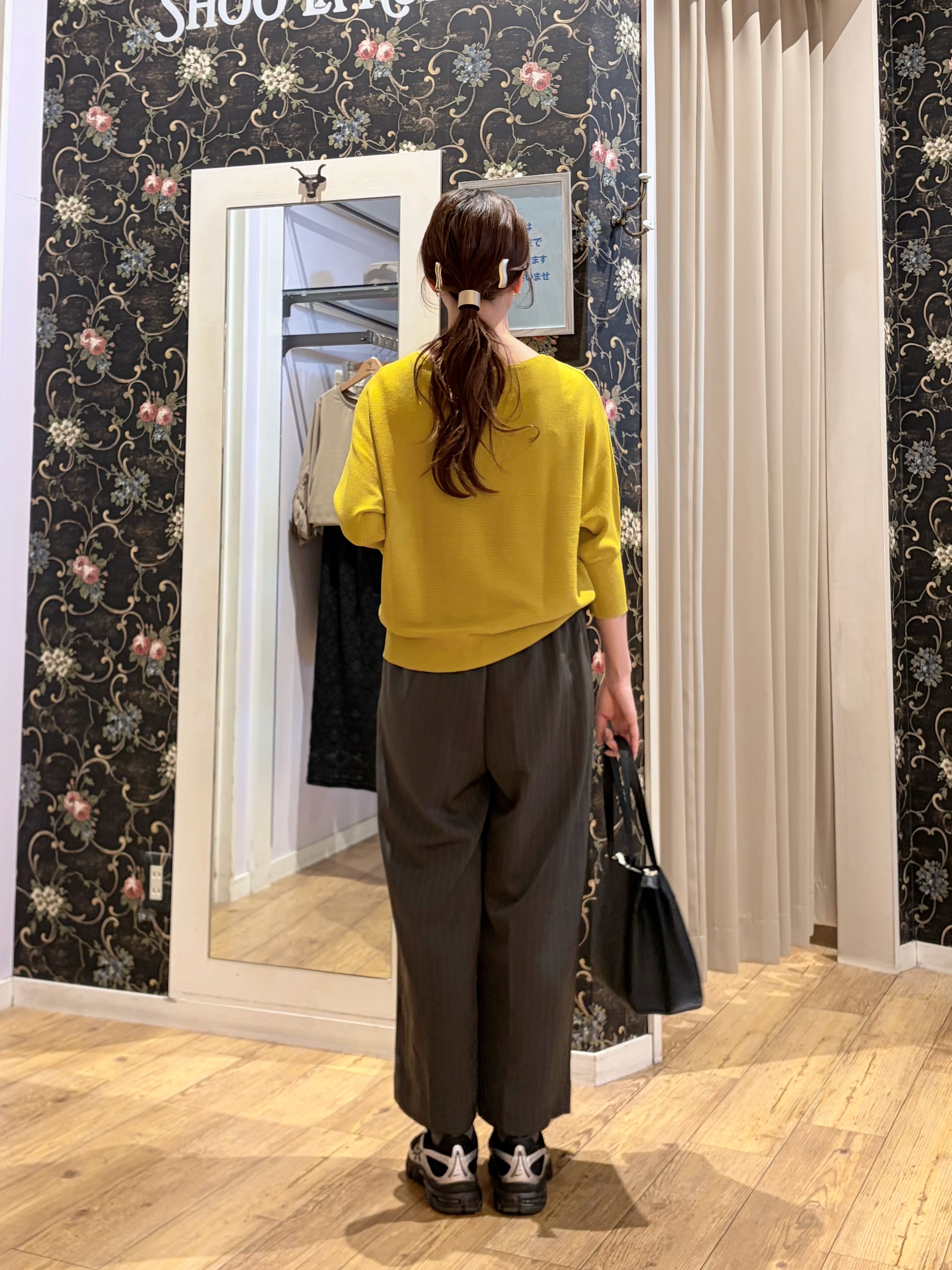 おうめさんの「SHOO･LA･RUE｜【毛玉になりにくい】パール調ボタンが女性らしさをプラス ガーター切替 7分袖ドルマンニット」を使ったコーディネート