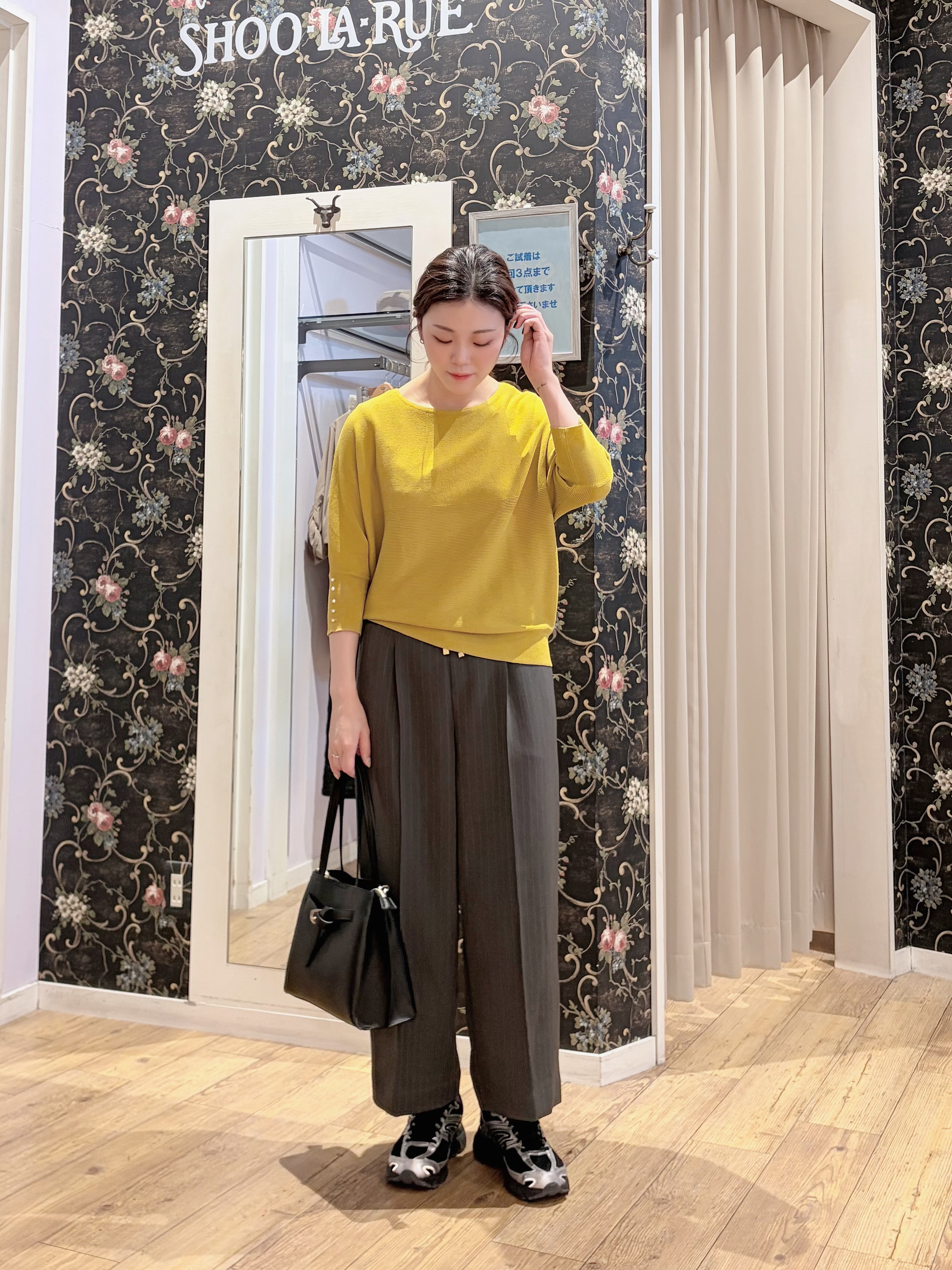 おうめさんの「SHOO･LA･RUE｜【毛玉になりにくい】パール調ボタンが女性らしさをプラス ガーター切替 7分袖ドルマンニット」を使ったコーディネート