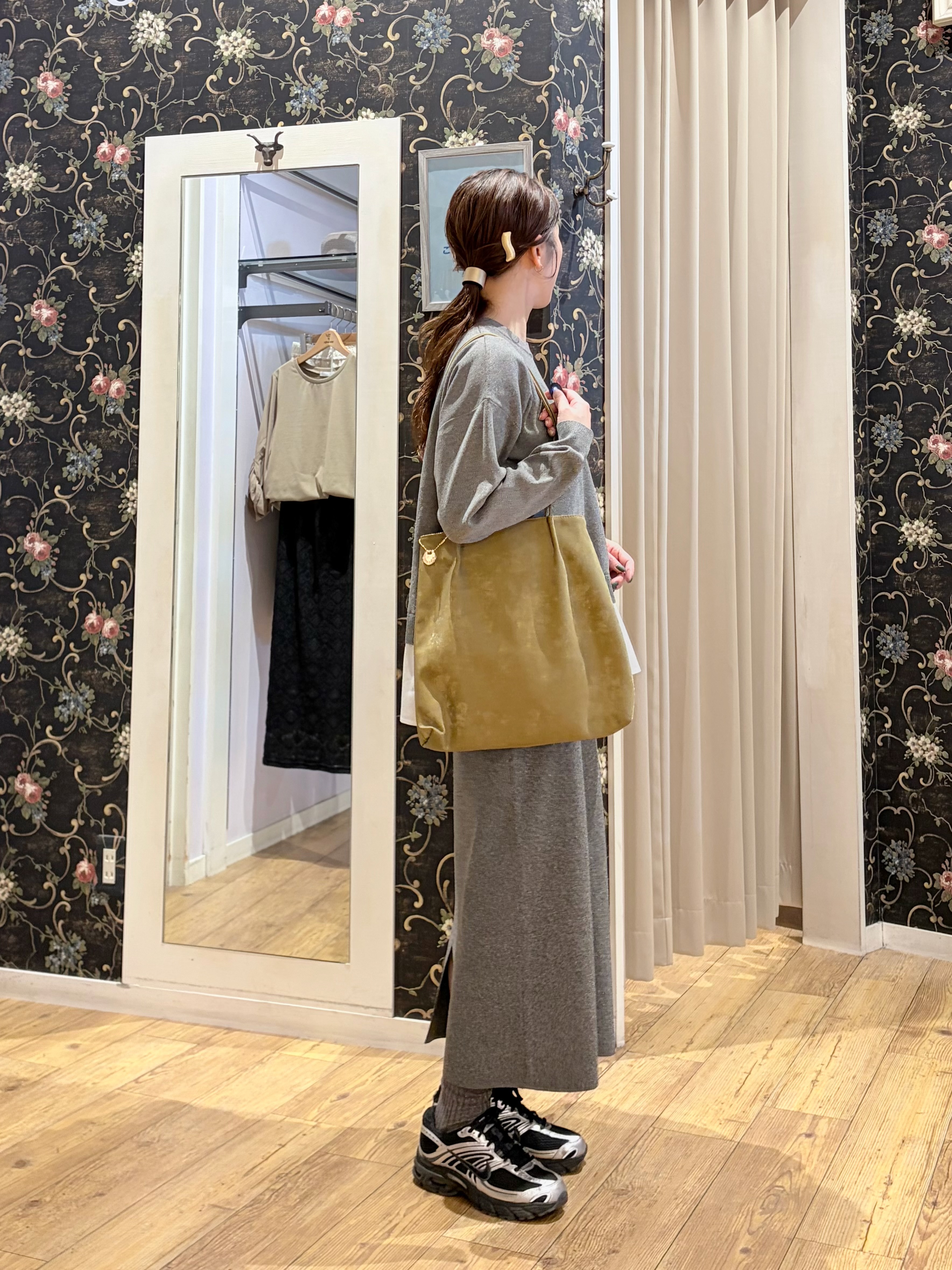 おうめさんの「SHOO･LA･RUE｜【S-LL】着るだけできまる シャツレイヤード風 スポンディッシュニット」を使ったコーディネート