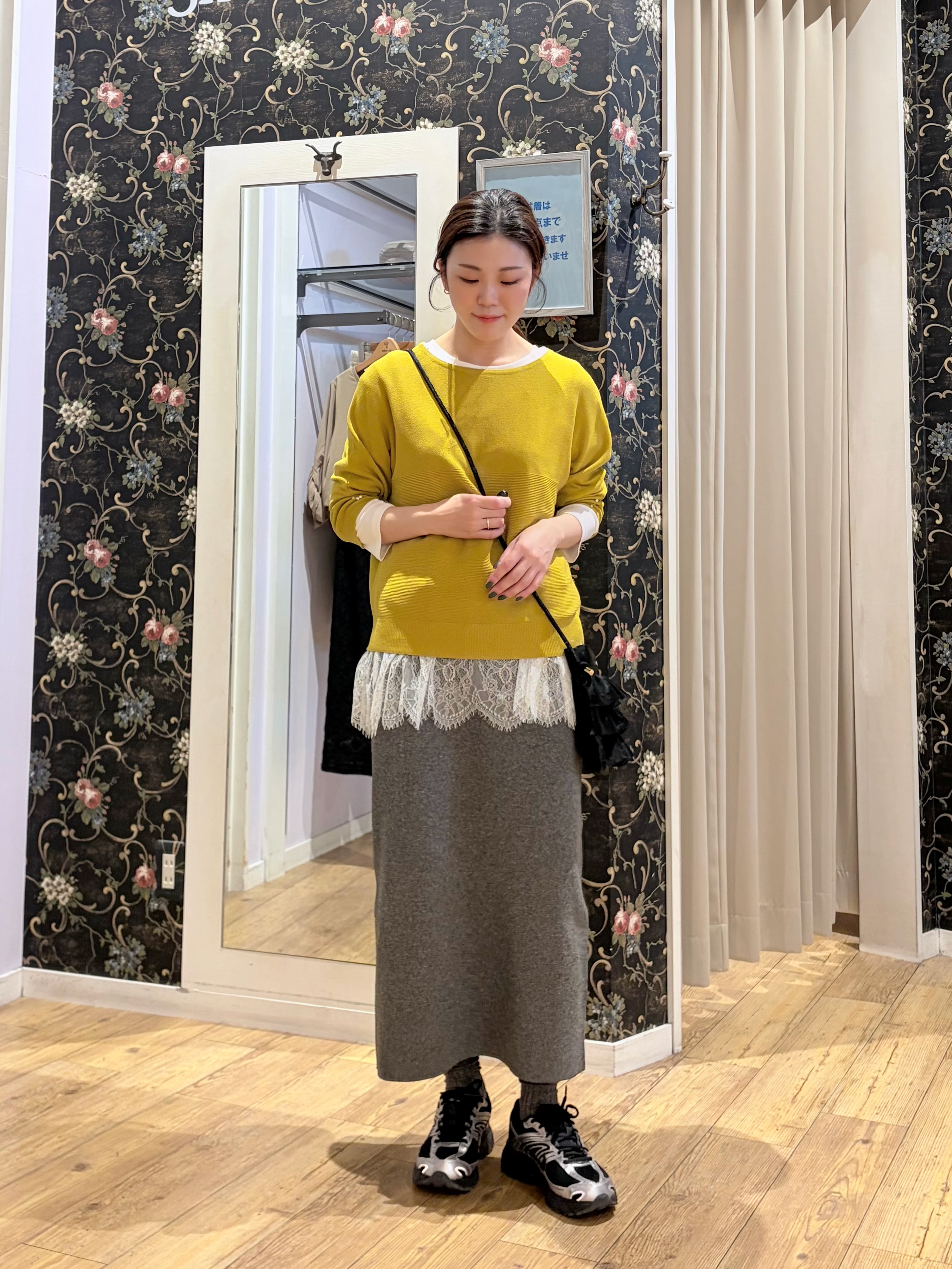 おうめさんの「SHOO･LA･RUE｜【毛玉になりにくい】パール調ボタンが女性らしさをプラス ガーター切替 7分袖ドルマンニット」を使ったコーディネート