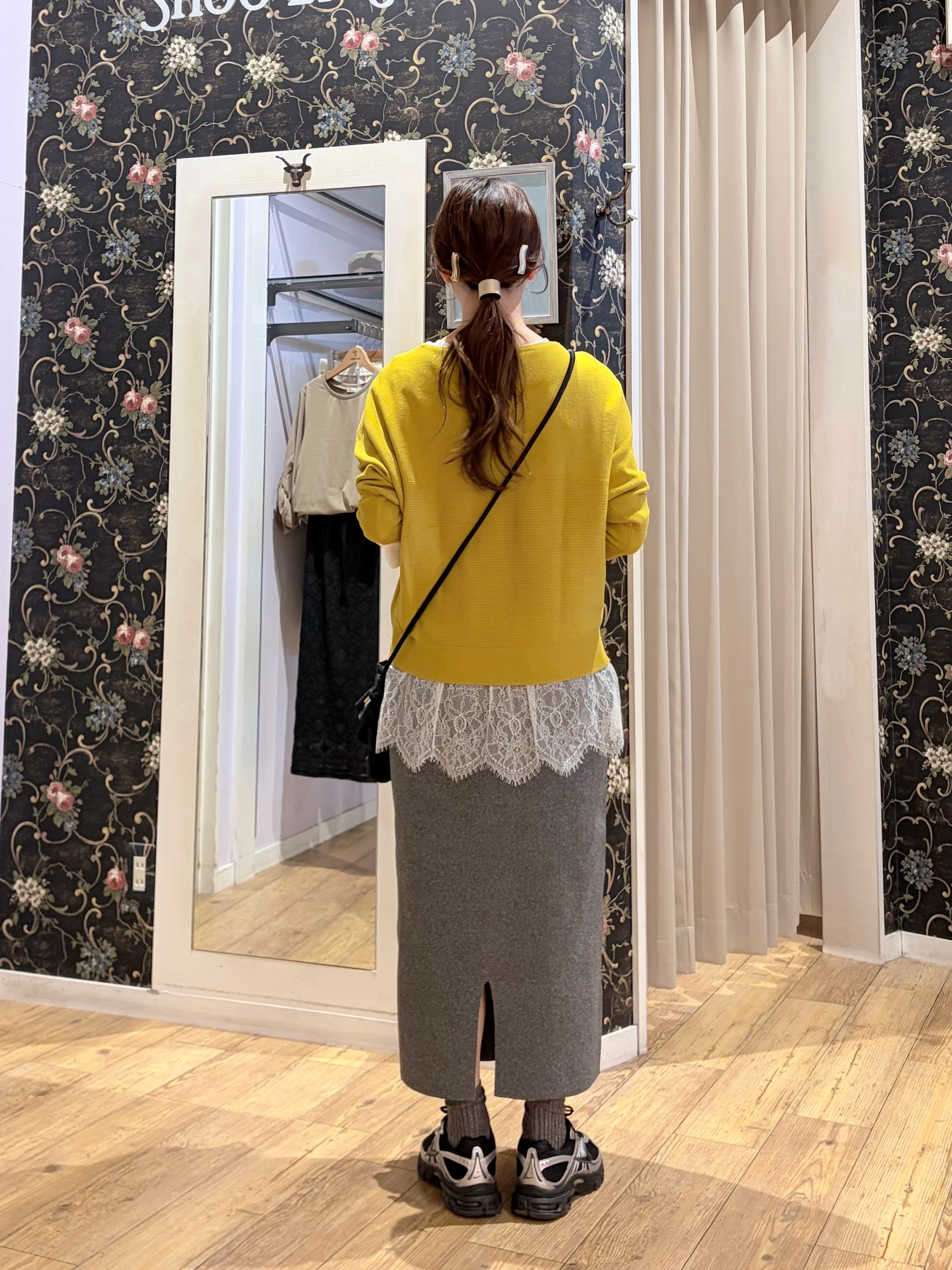 おうめさんの「SHOO･LA･RUE｜【毛玉になりにくい】パール調ボタンが女性らしさをプラス ガーター切替 7分袖ドルマンニット」を使ったコーディネート