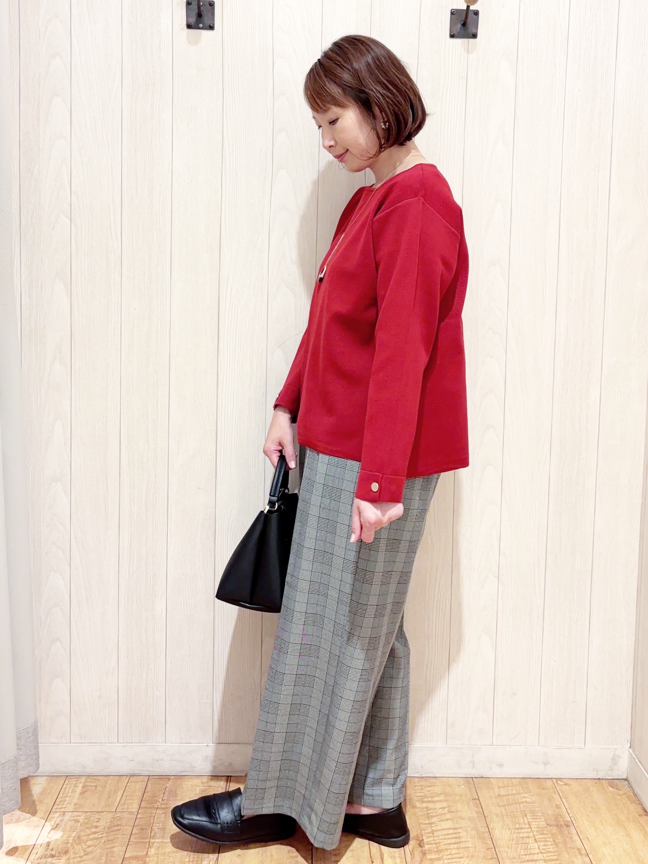 あいこさんの「SHOO･LA･RUE｜【洗濯機可/S-LL】抜け感ある着こなしに 金ボタン付き スポンディッシュ クルーネックニット」を使ったコーディネート