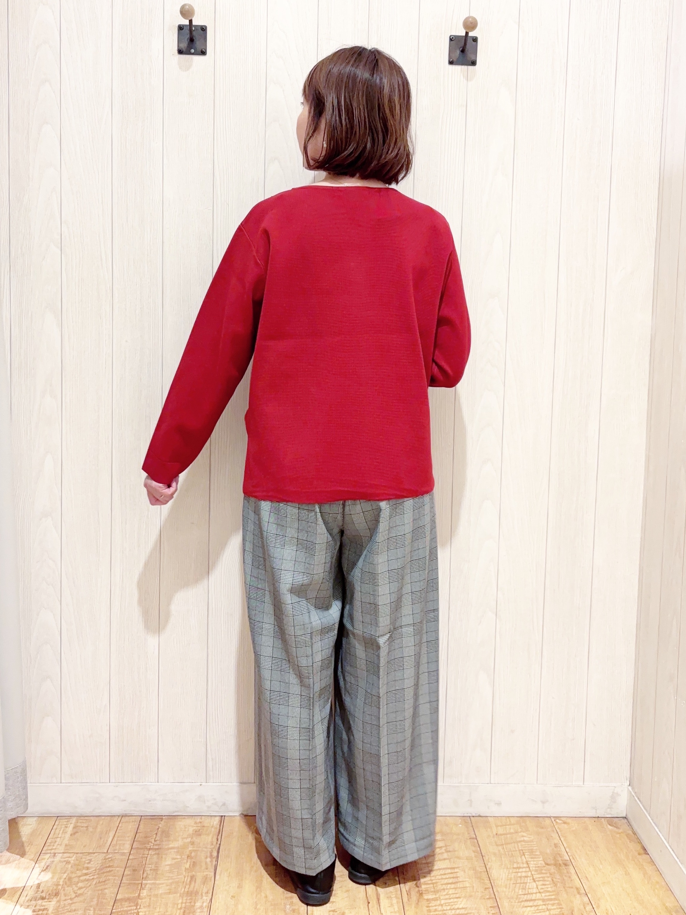 あいこさんの「SHOO･LA･RUE｜【洗濯機可/S-LL】抜け感ある着こなしに 金ボタン付き スポンディッシュ クルーネックニット」を使ったコーディネート
