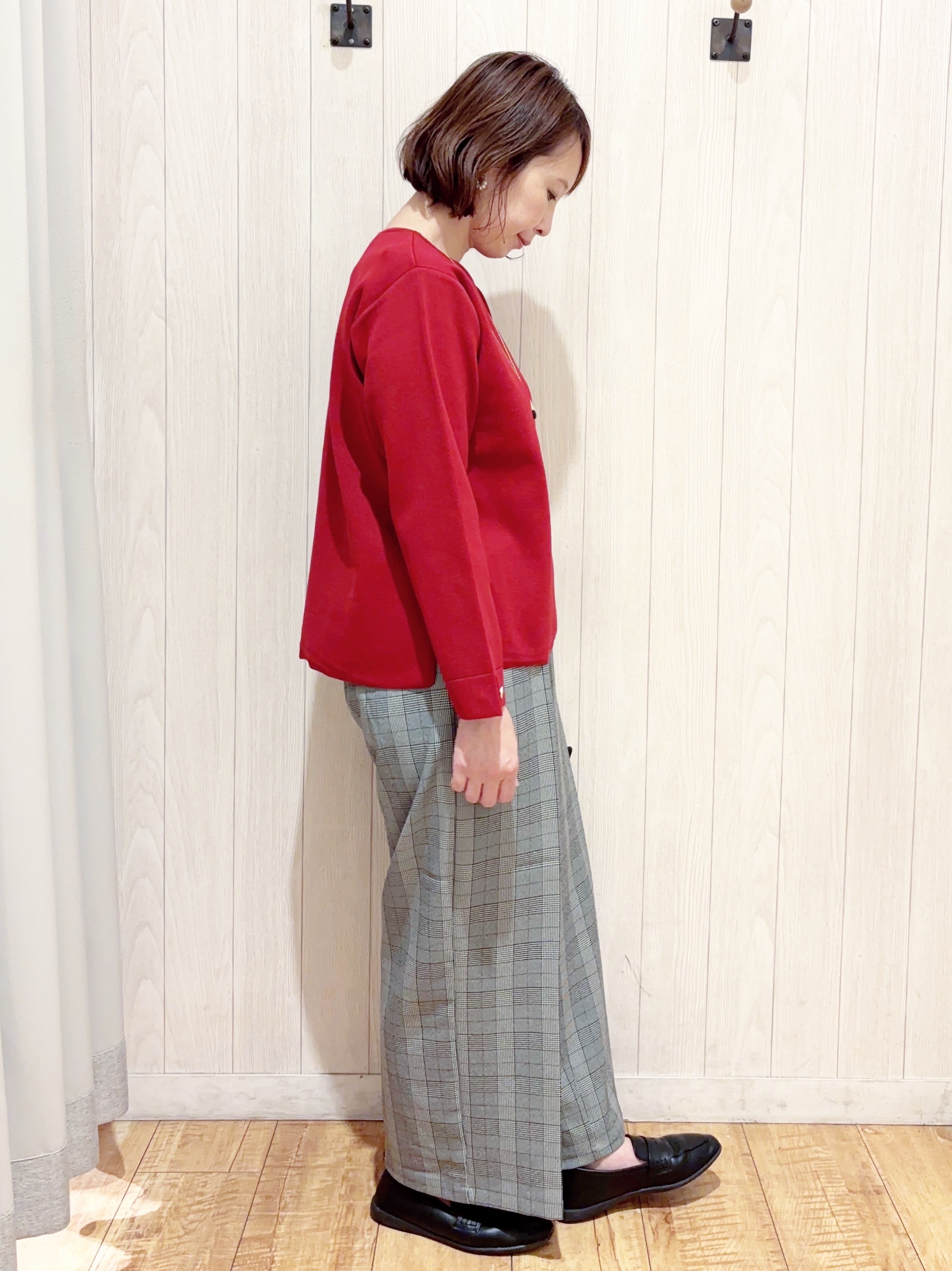 あいこさんの「SHOO･LA･RUE｜【洗濯機可/S-LL】抜け感ある着こなしに 金ボタン付き スポンディッシュ クルーネックニット」を使ったコーディネート