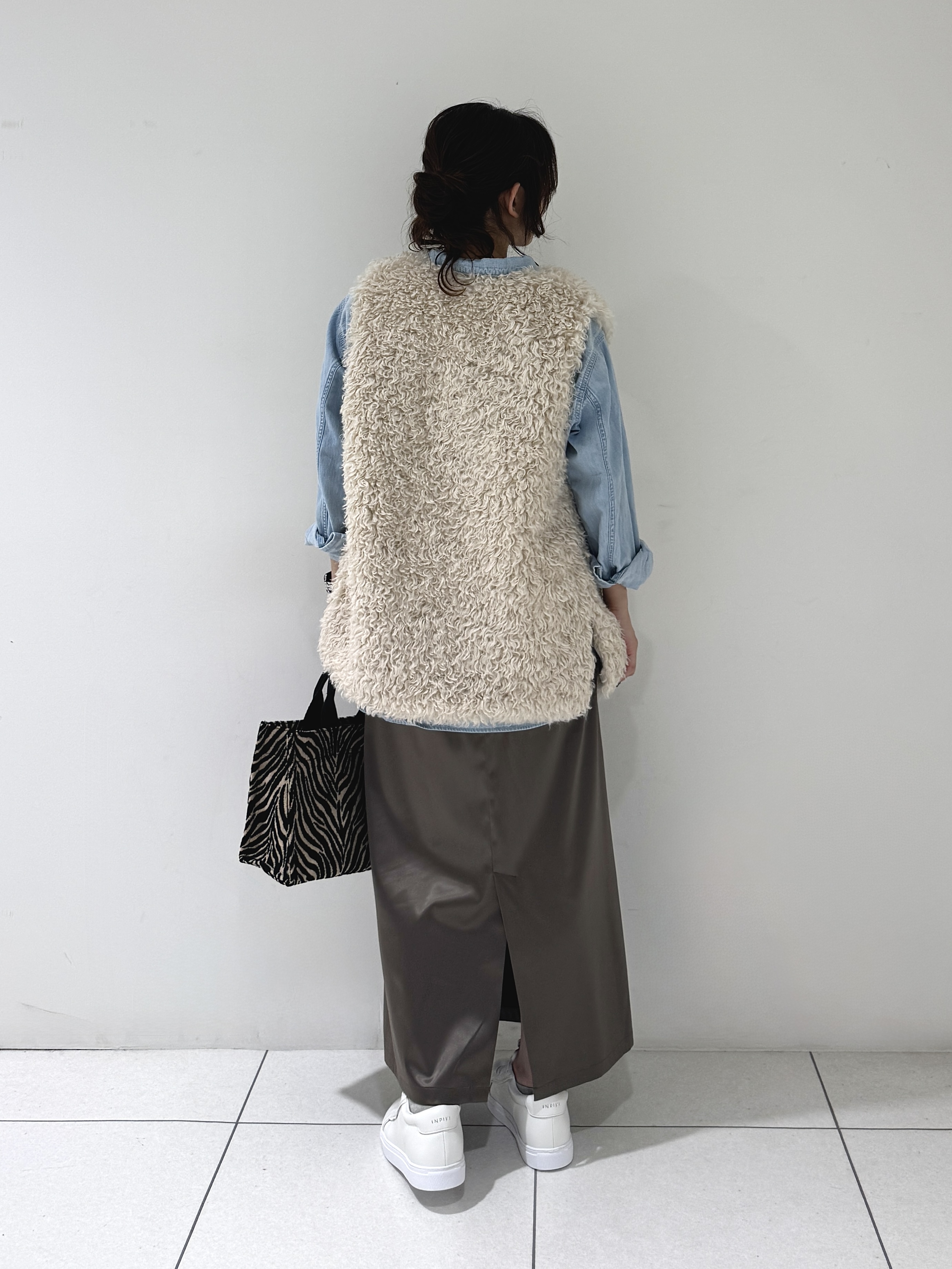そんさんの「INDIVI｜【羽織るだけでお洒落】カールエコファー ジレ」を使ったコーディネート