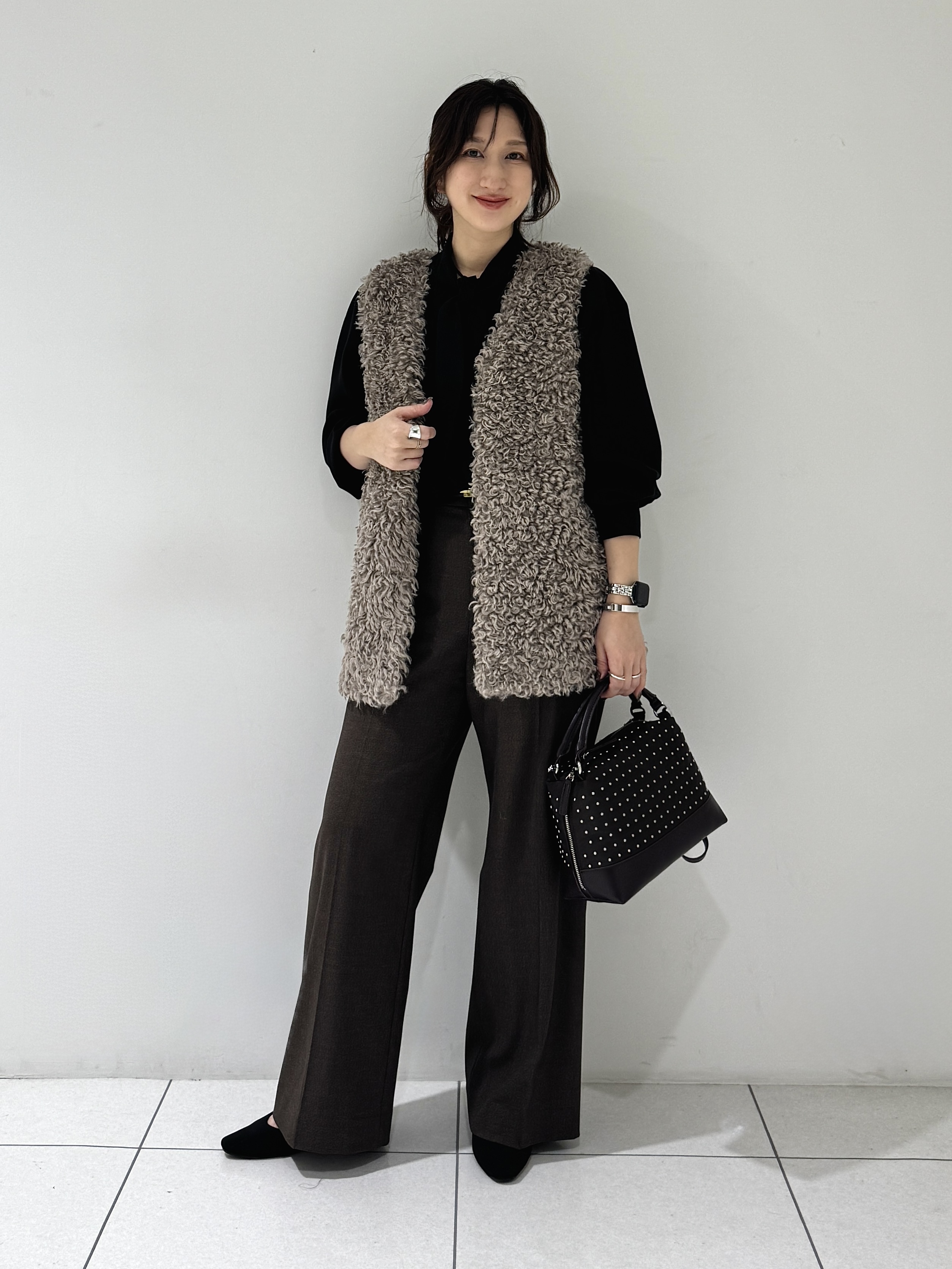 そんさんの「INDIVI｜【羽織るだけでお洒落】カールエコファー ジレ」を使ったコーディネート