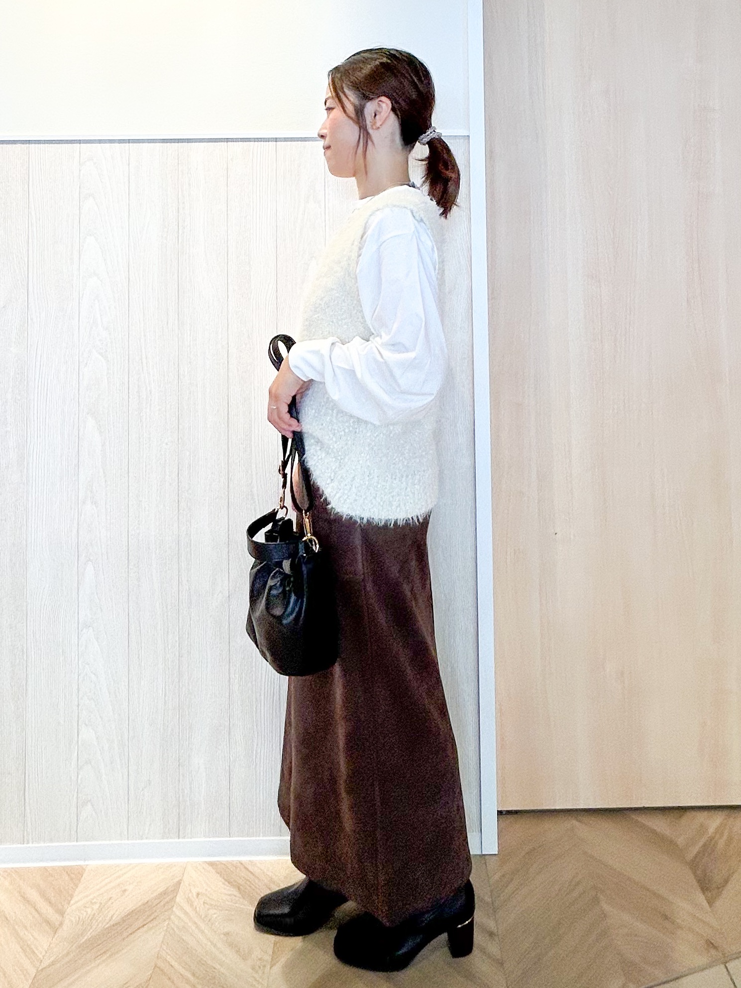 tomoさんの「SHOO･LA･RUE｜【洗濯機可】重ねるだけで華やかに。ポンポンシャギーベスト」を使ったコーディネート