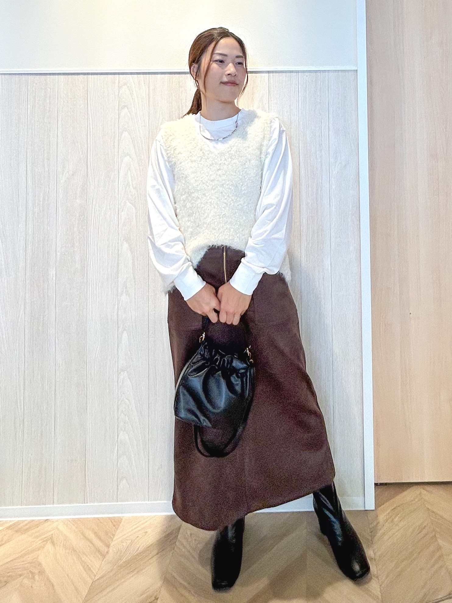 tomoさんの「SHOO･LA･RUE｜【洗濯機可】重ねるだけで華やかに。ポンポンシャギーベスト」を使ったコーディネート