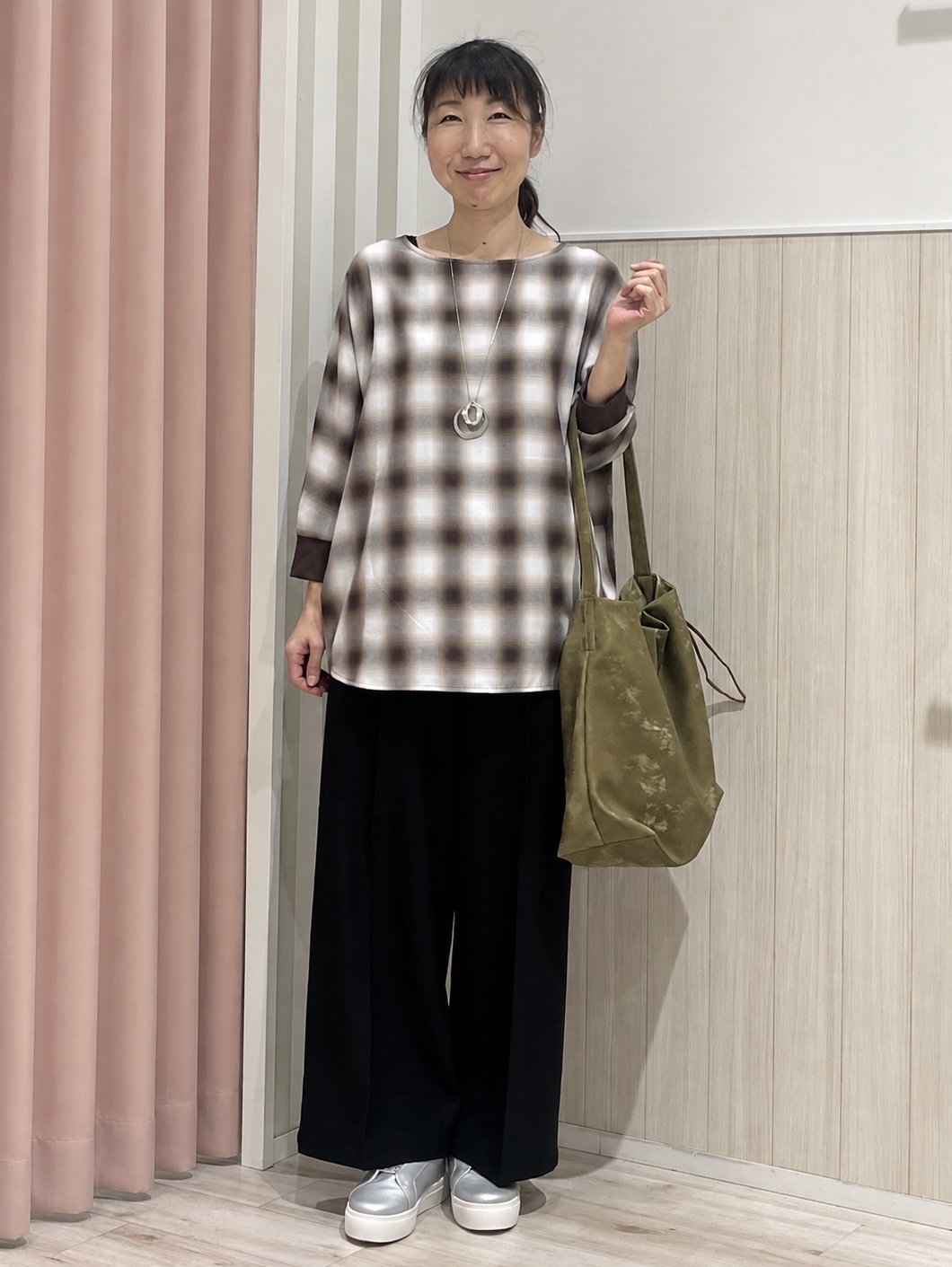 まつみさんの「SHOO･LA･RUE｜【着丈選べる/洗濯後しわになりにくい】インせず着られる ドルマンブラウス」を使ったコーディネート