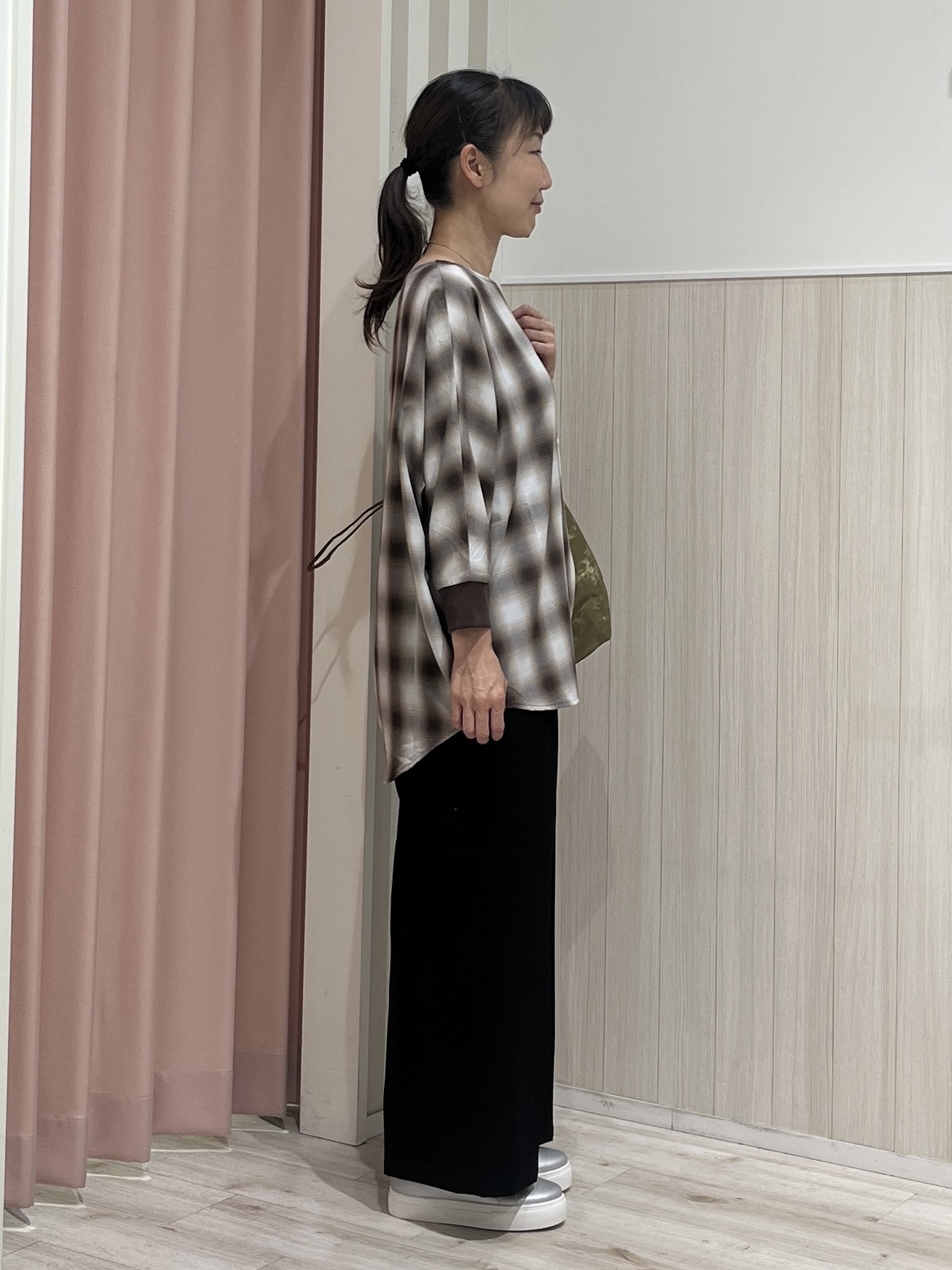 まつみさんの「SHOO･LA･RUE｜【着丈選べる/洗濯後しわになりにくい】インせず着られる ドルマンブラウス」を使ったコーディネート