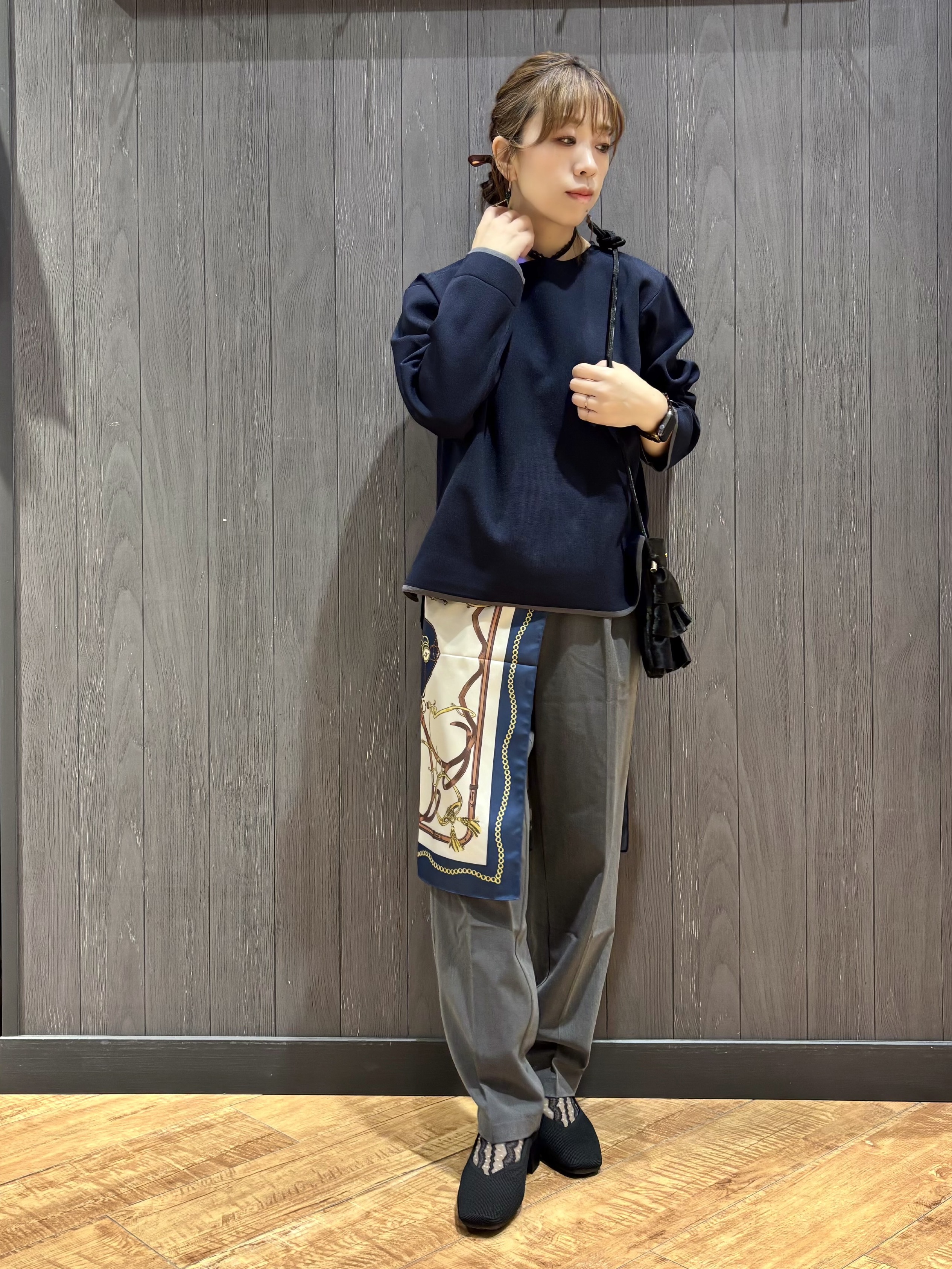 meiさんの「SHOO･LA･RUE｜【洗濯機可/S-LL】抜け感ある着こなしに 金ボタン付き スポンディッシュ クルーネックニット」を使ったコーディネート