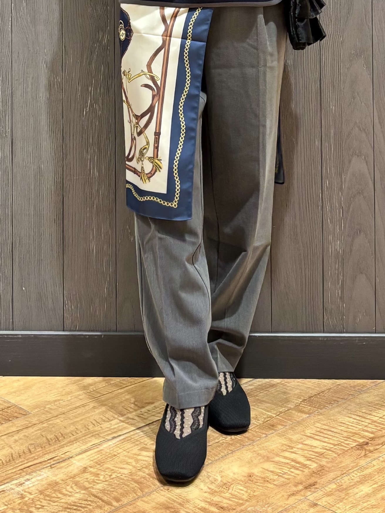 meiさんの「SHOO･LA･RUE｜【洗濯機可/S-LL】抜け感ある着こなしに 金ボタン付き スポンディッシュ クルーネックニット」を使ったコーディネート