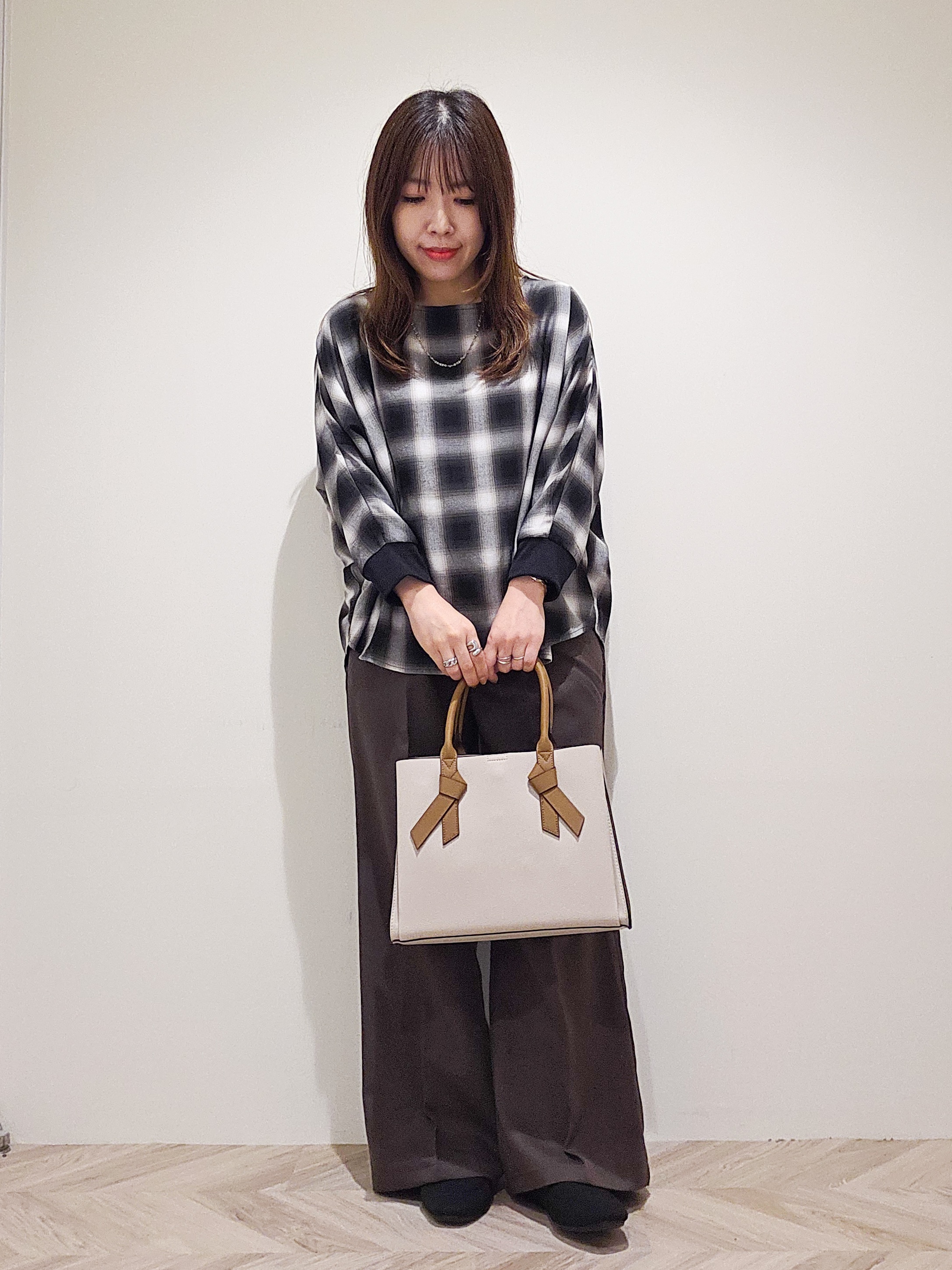 TSUCHIYAさんの「SHOO･LA･RUE｜【着丈選べる/洗濯後しわになりにくい】インせず着られる ドルマンブラウス」を使ったコーディネート