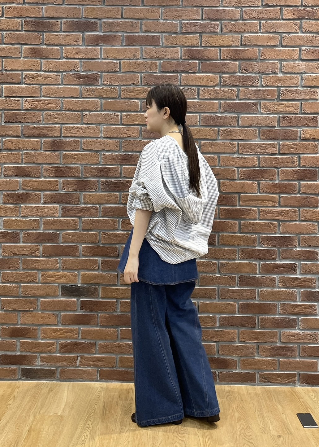 Renoさんの「INDIVI｜チェックフーディオーバーシャツ」を使ったコーディネート