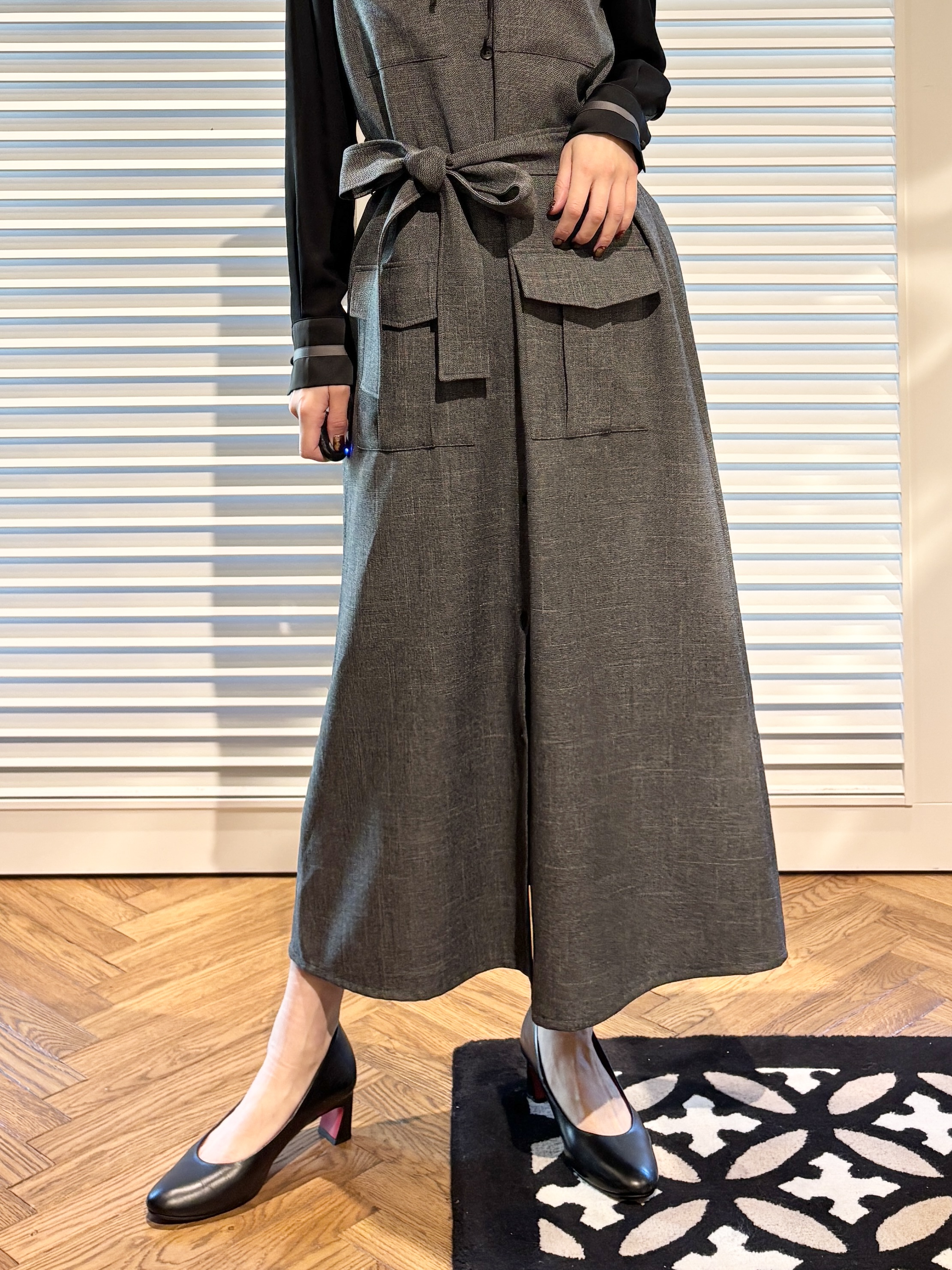 清水夏姫さんの「DRESSTERIOR｜オーバーラップサークル フリルカラーボウタイブラウス」を使ったコーディネート
