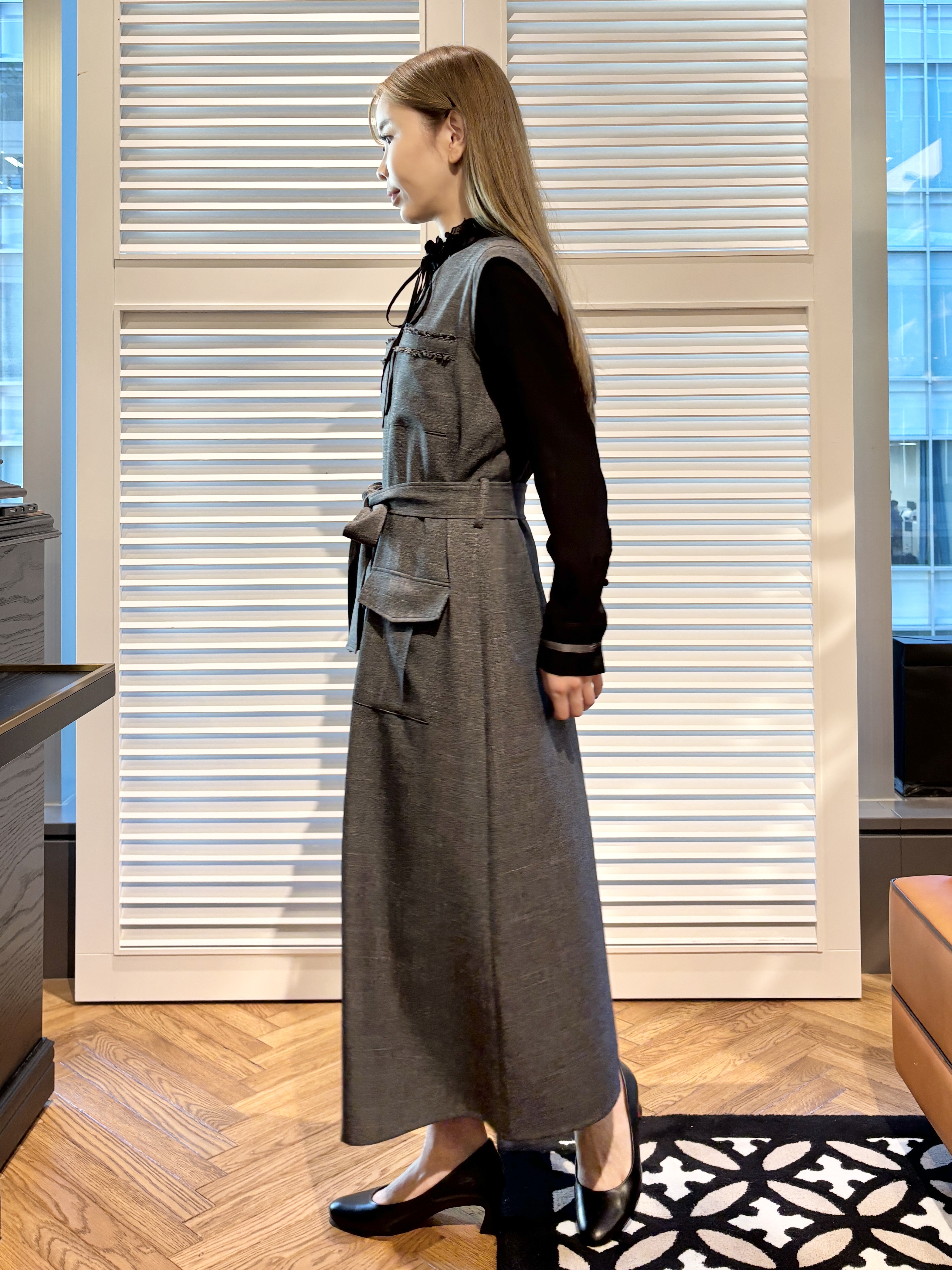 清水夏姫さんの「DRESSTERIOR｜オーバーラップサークル フリルカラーボウタイブラウス」を使ったコーディネート