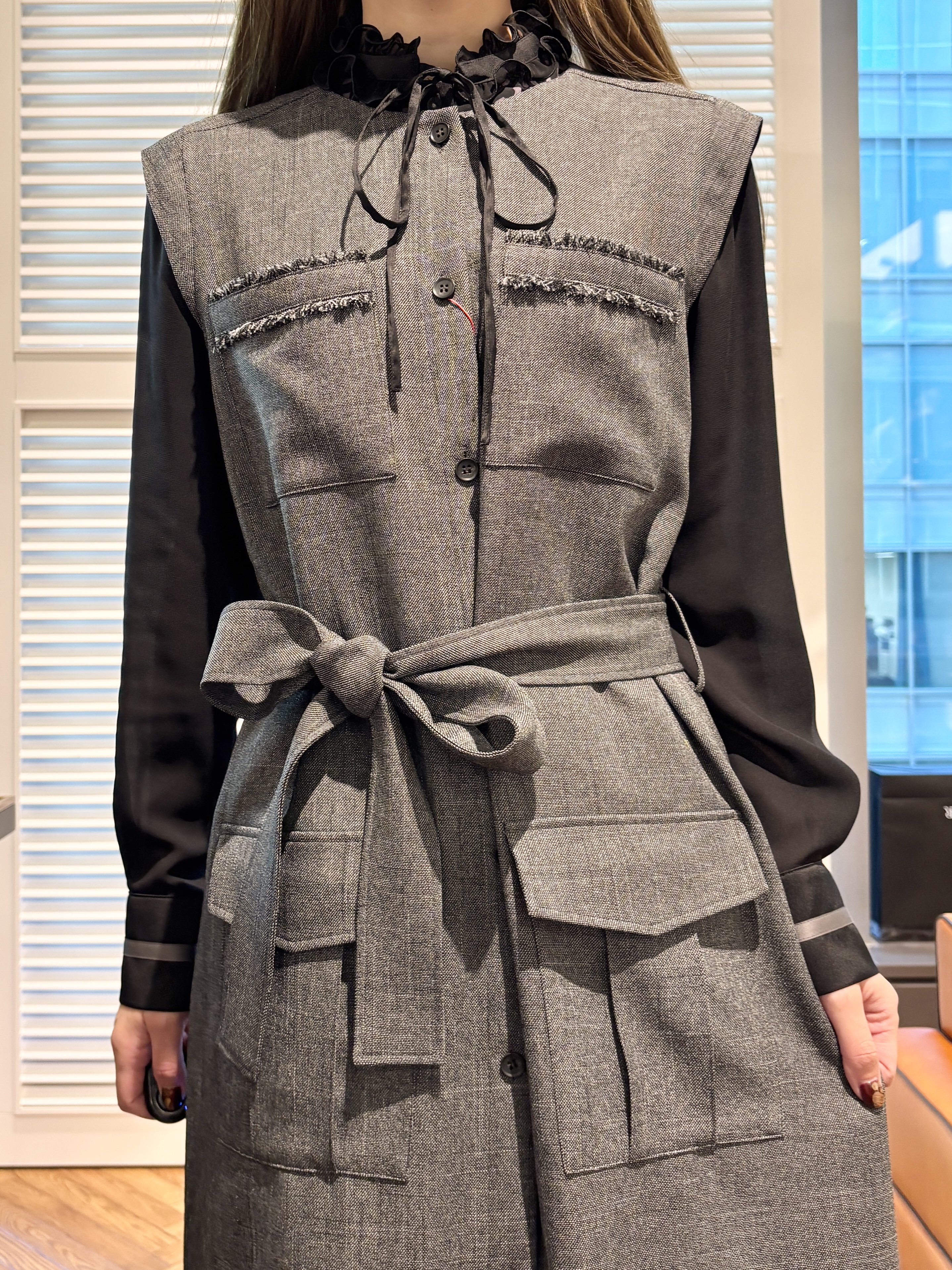 清水夏姫さんの「DRESSTERIOR｜オーバーラップサークル フリルカラーボウタイブラウス」を使ったコーディネート