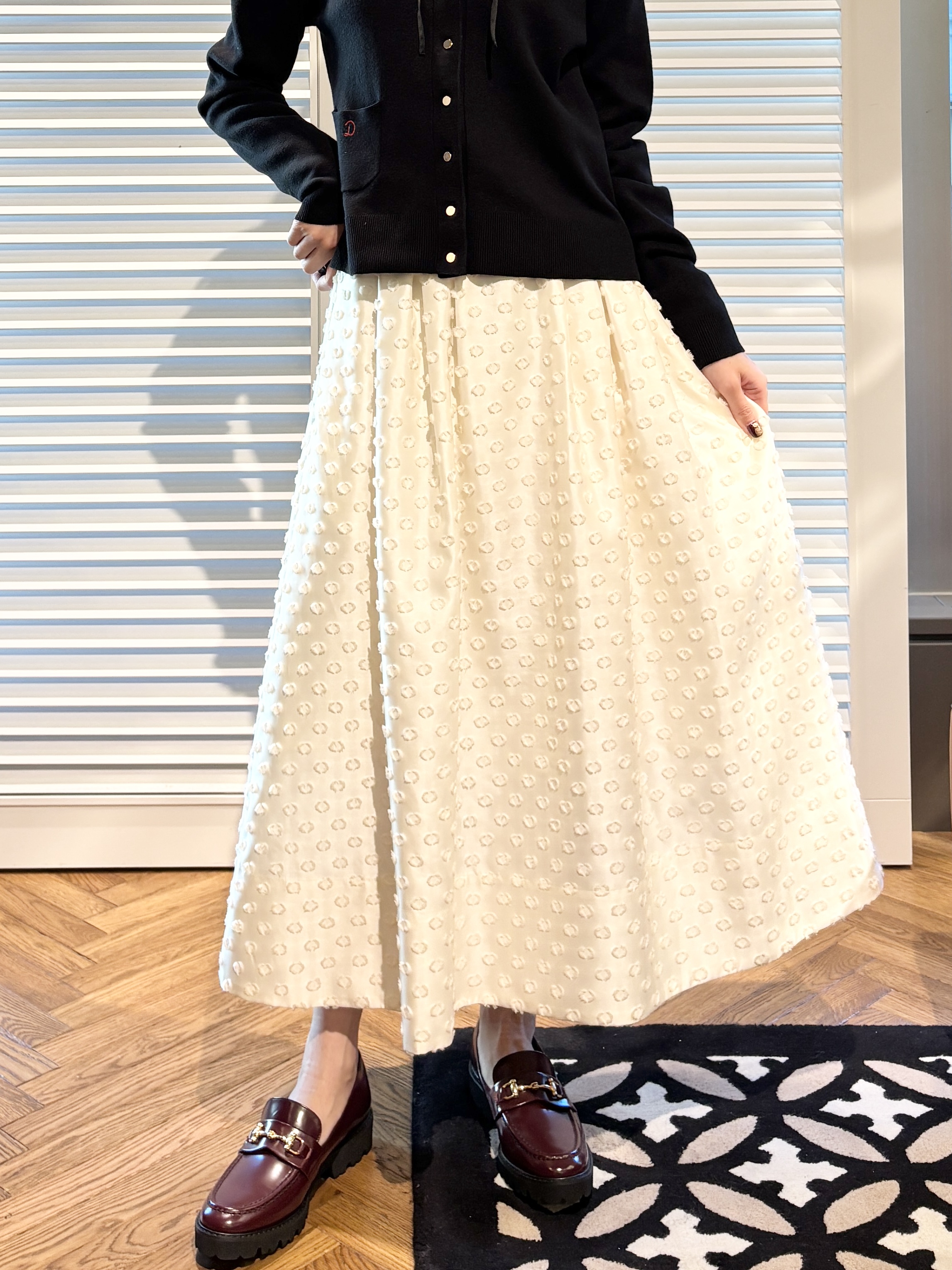 清水夏姫さんの「DRESSTERIOR｜オーバーラップサークル フリルカラーボウタイブラウス」を使ったコーディネート