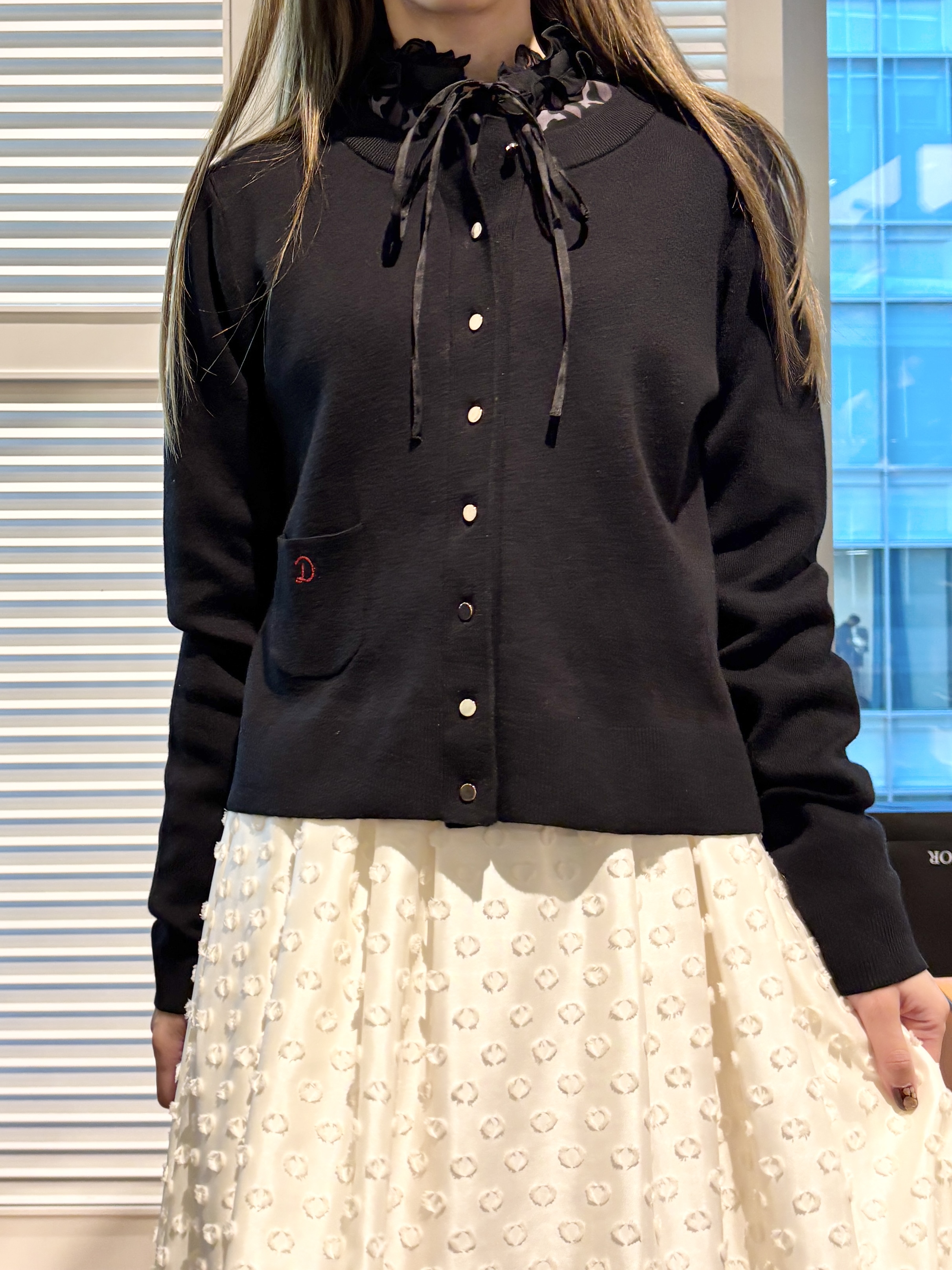 清水夏姫さんの「DRESSTERIOR｜オーバーラップサークル フリルカラーボウタイブラウス」を使ったコーディネート