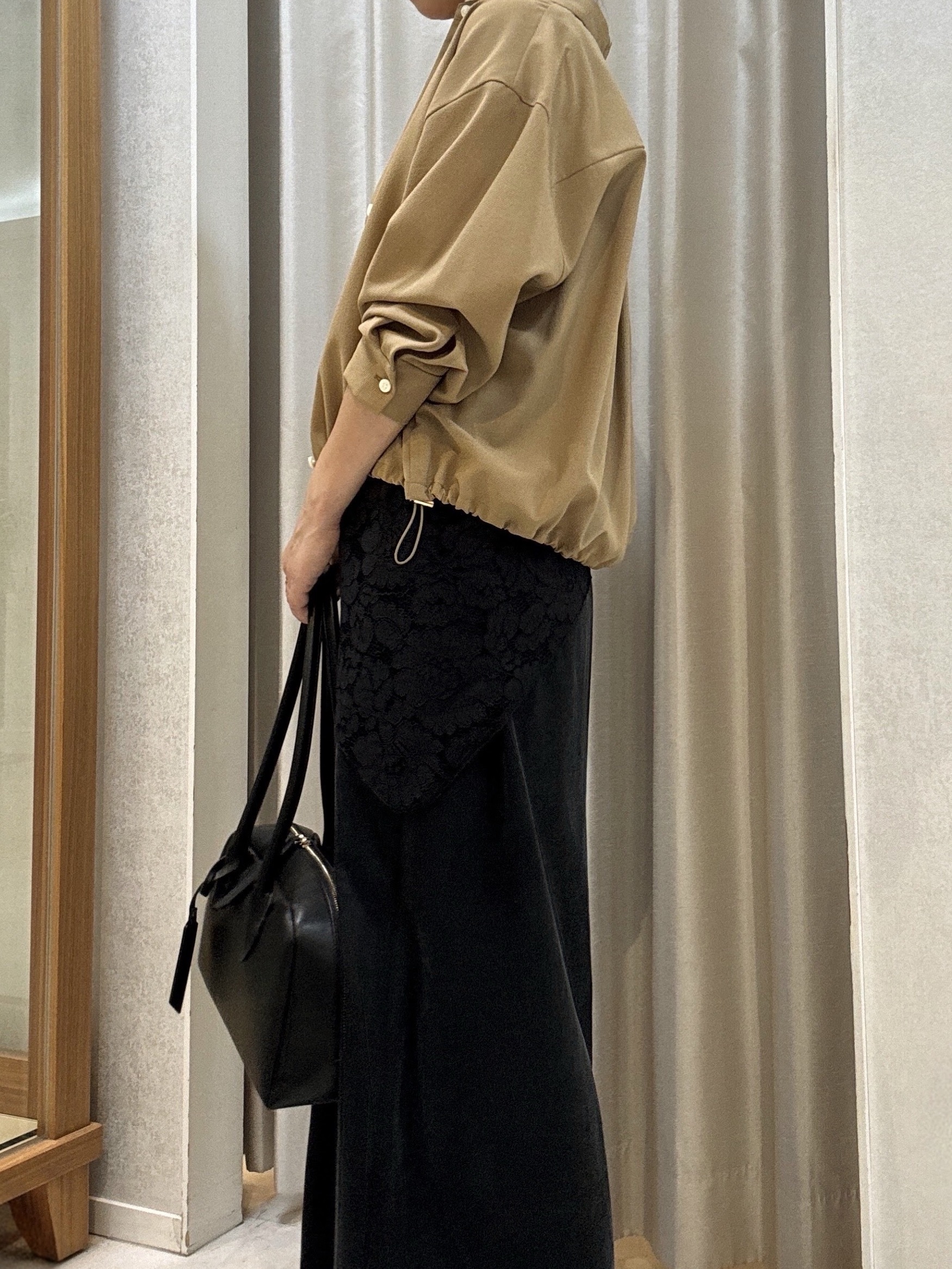 tomoさんの「UNTITLED｜【秋羽織り/セットアップ可/UVカット】エアリークールドロストシャツ」を使ったコーディネート