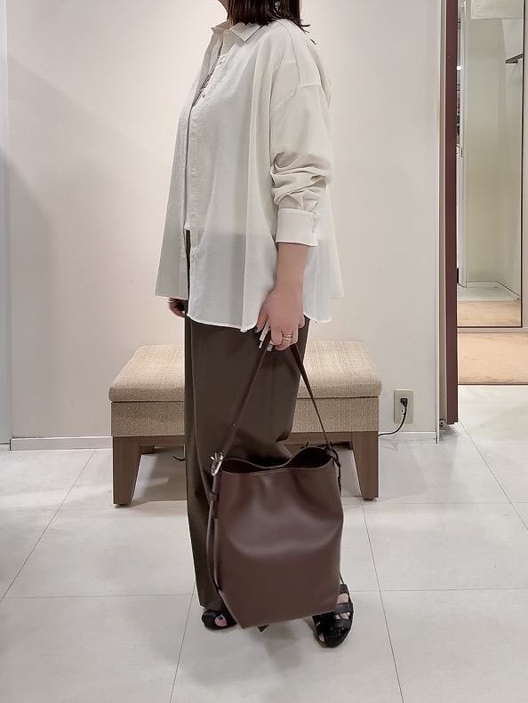 YUIさんの「UNTITLED｜◆【2WAY/マシンウォッシャブル】カシュクールデザインシャツ」を使ったコーディネート