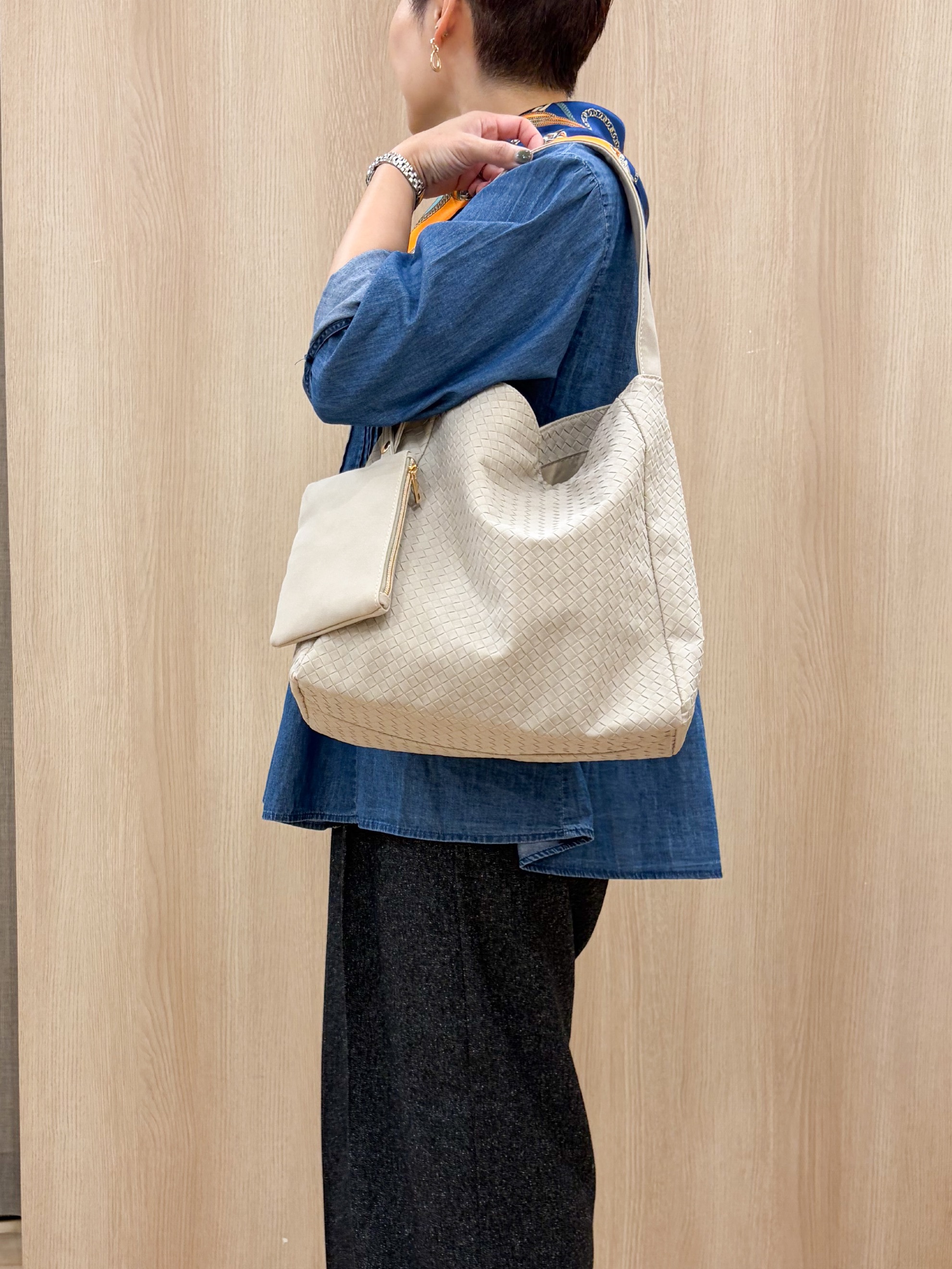 シュウコさんの「grove｜軽やかなデニムで、女性らしく　ピンタックデニムダンガリーブラウス」を使ったコーディネート
