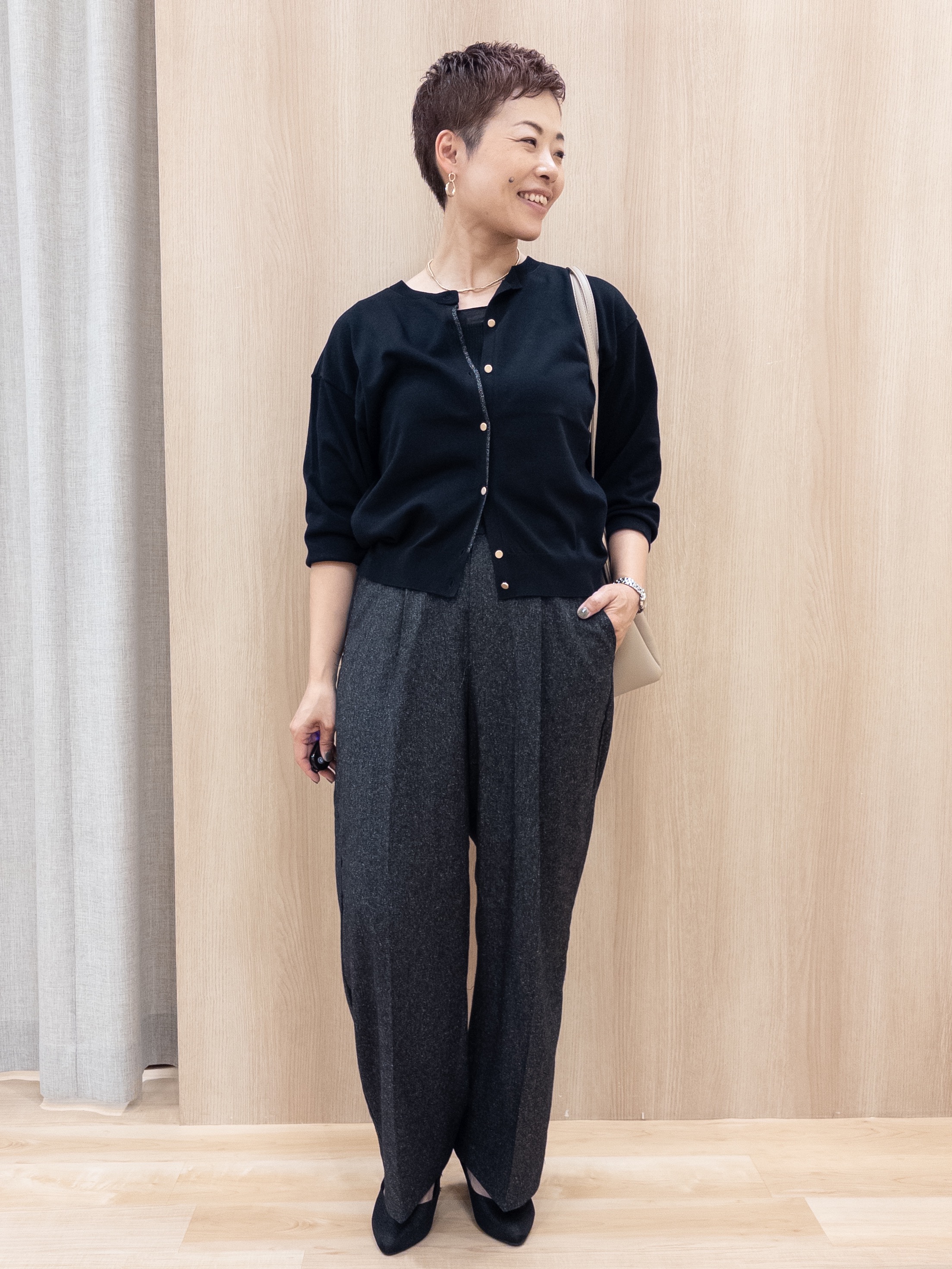 シュウコさんの「grove｜【前後2WAY】さりげなく、上品にきらめく ニットカーディガン」を使ったコーディネート