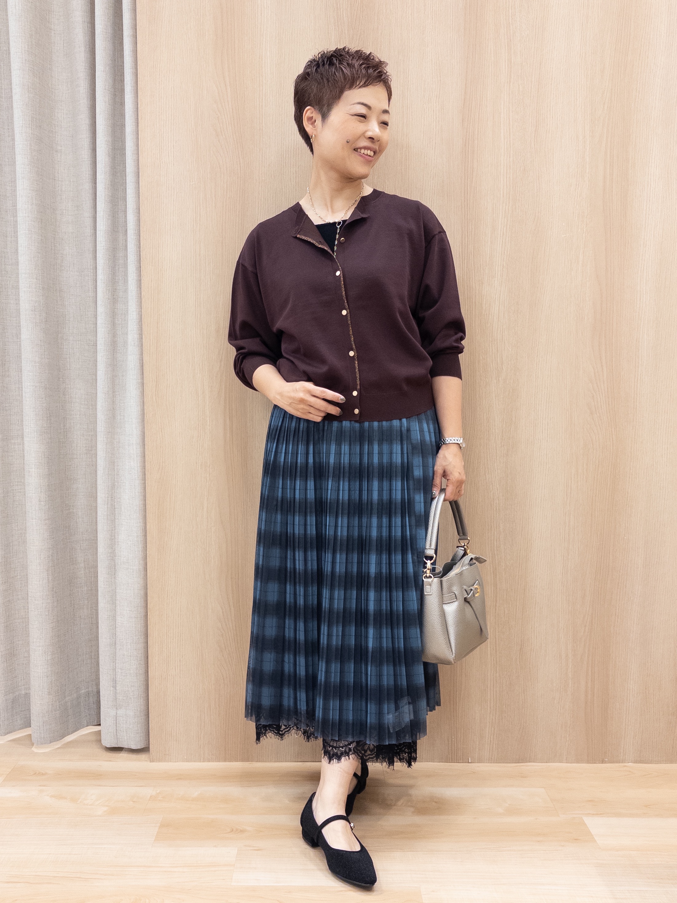 シュウコさんの「grove｜【前後2WAY】さりげなく、上品にきらめく ニットカーディガン」を使ったコーディネート