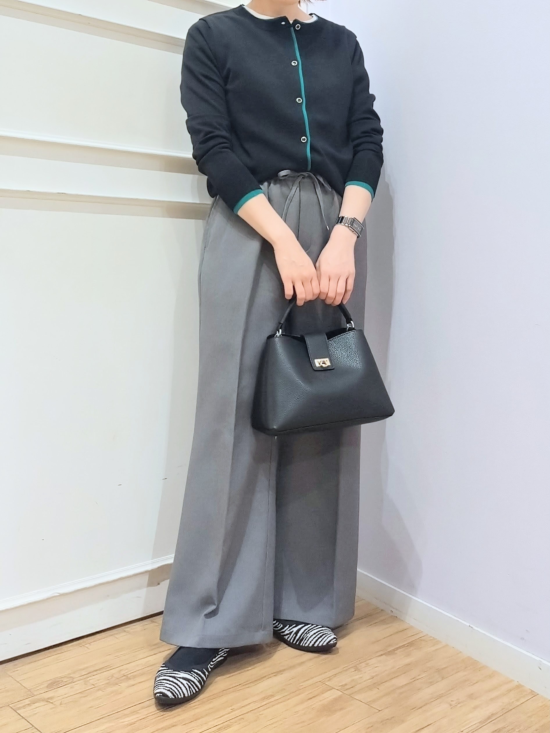miomioさんの「SHOO･LA･RUE｜【S-LL/洗濯機可】レイヤード風でこなれ見え 配色カーディガン」を使ったコーディネート