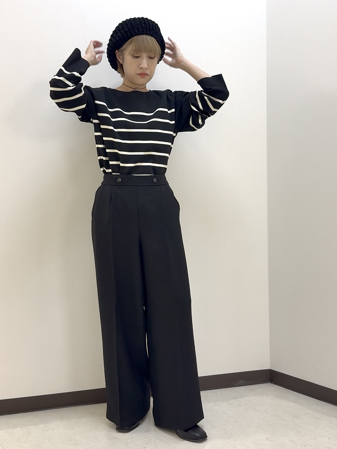 ちばみさんの「SHOO･LA･RUE｜【洗濯機可/S-LL】抜け感ある着こなしに 金ボタン付き スポンディッシュ クルーネックニット」を使ったコーディネート