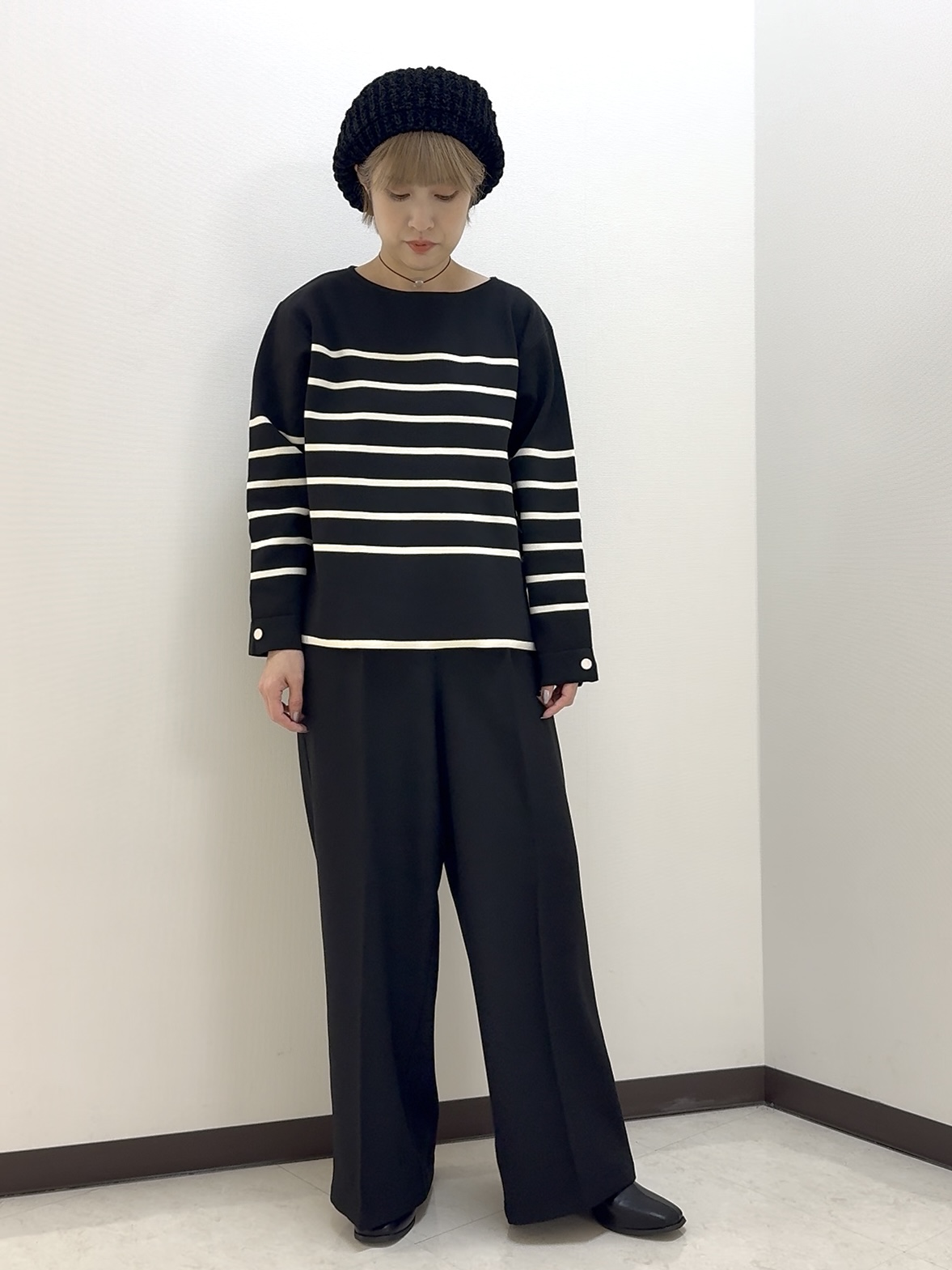 ちばみさんの「SHOO･LA･RUE｜【洗濯機可/S-LL】抜け感ある着こなしに 金ボタン付き スポンディッシュ クルーネックニット」を使ったコーディネート