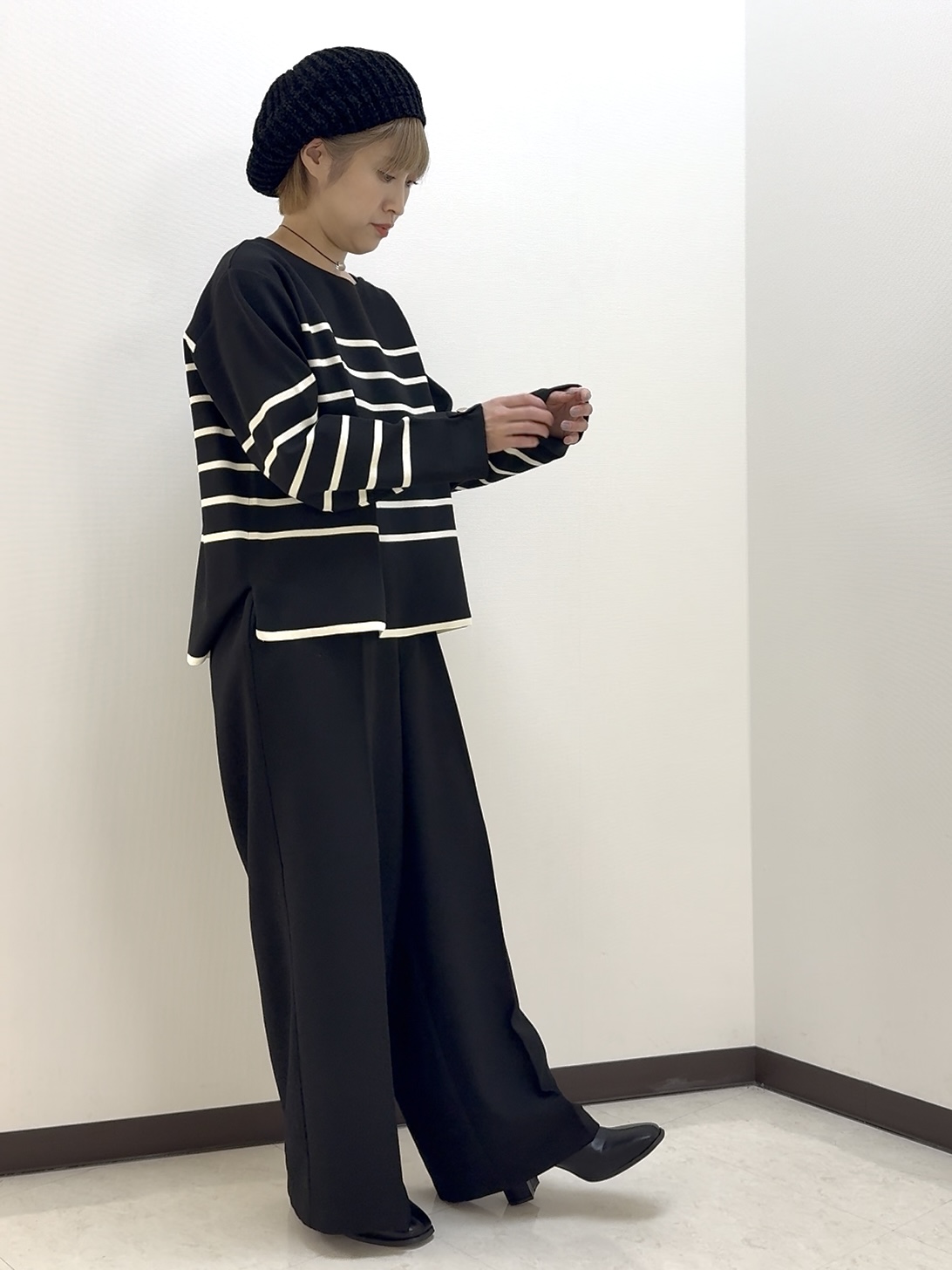 ちばみさんの「SHOO･LA･RUE｜【洗濯機可/S-LL】抜け感ある着こなしに 金ボタン付き スポンディッシュ クルーネックニット」を使ったコーディネート