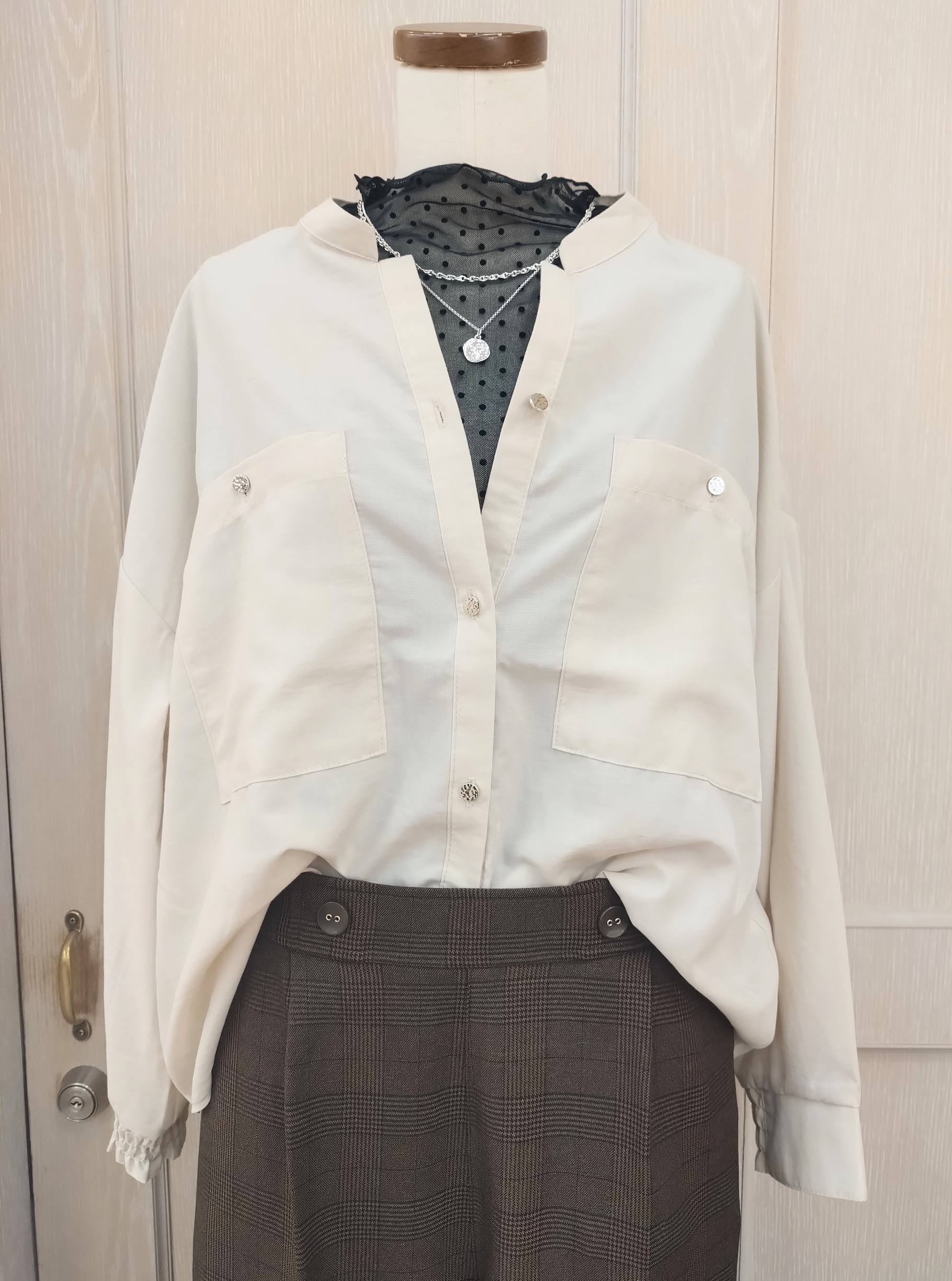 asaさんの「SHOO･LA･RUE｜【洗濯後しわになりにくい/S-LL】キーネック金ボタンポケットシャツ」を使ったコーディネート