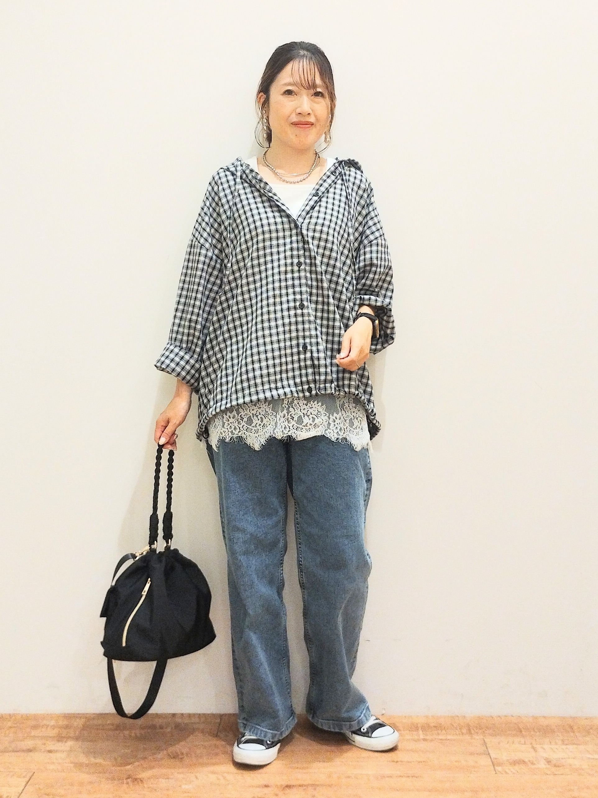 大前由記さんの「SHOO･LA･RUE｜【S-LL/洗濯機可】大人カジュアルに。裾ドロスト フードチェックシャツ」を使ったコーディネート