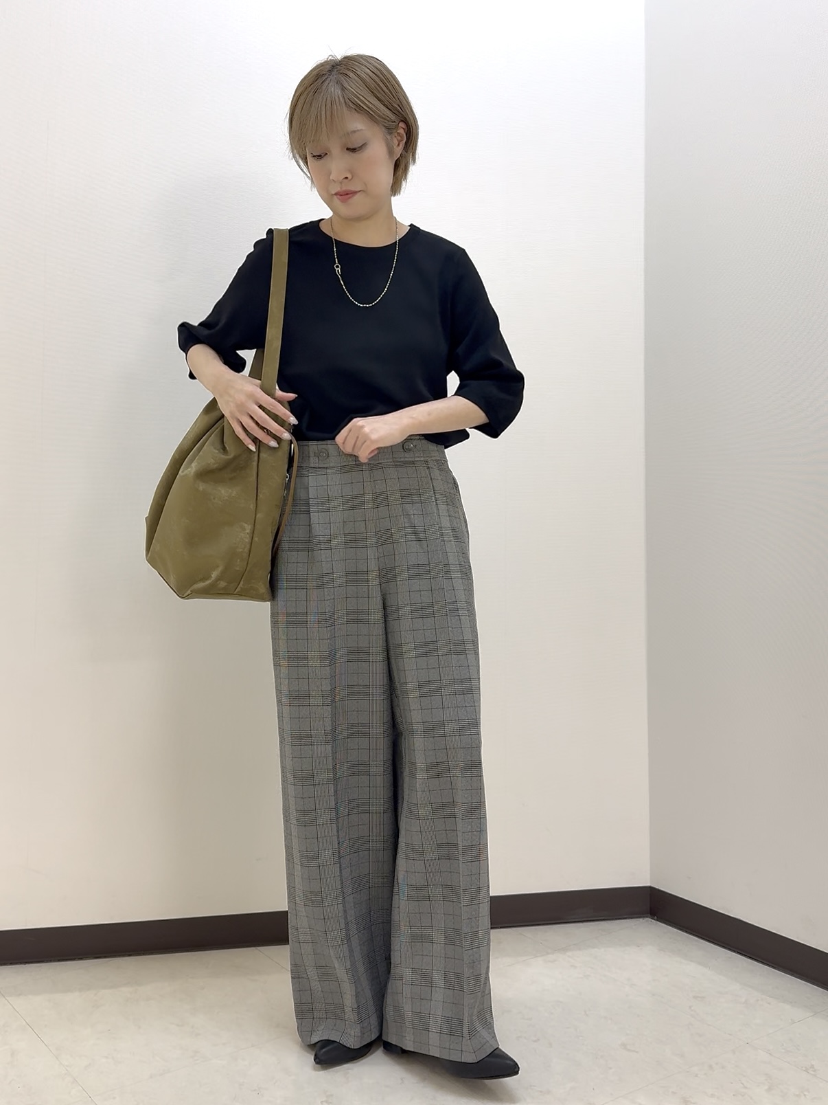 ちばみさんの「SHOO･LA･RUE｜【ガンガン洗える/UV/毛玉になりにくい】二の腕見せない 5分袖ニット」を使ったコーディネート