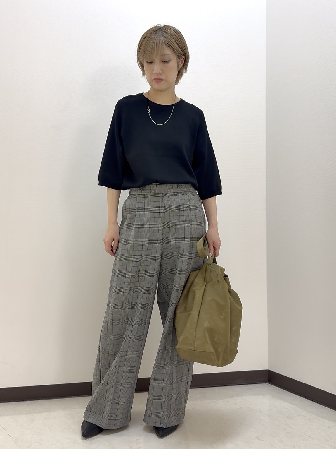 ちばみさんの「SHOO･LA･RUE｜【ガンガン洗える/UV/毛玉になりにくい】二の腕見せない 5分袖ニット」を使ったコーディネート
