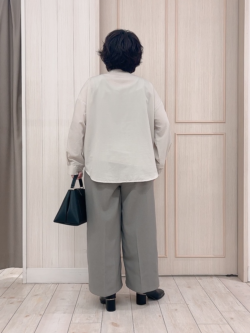 えりっこさんの「SHOO･LA･RUE｜【洗濯後しわになりにくい/S-LL】キーネック金ボタンポケットシャツ」を使ったコーディネート