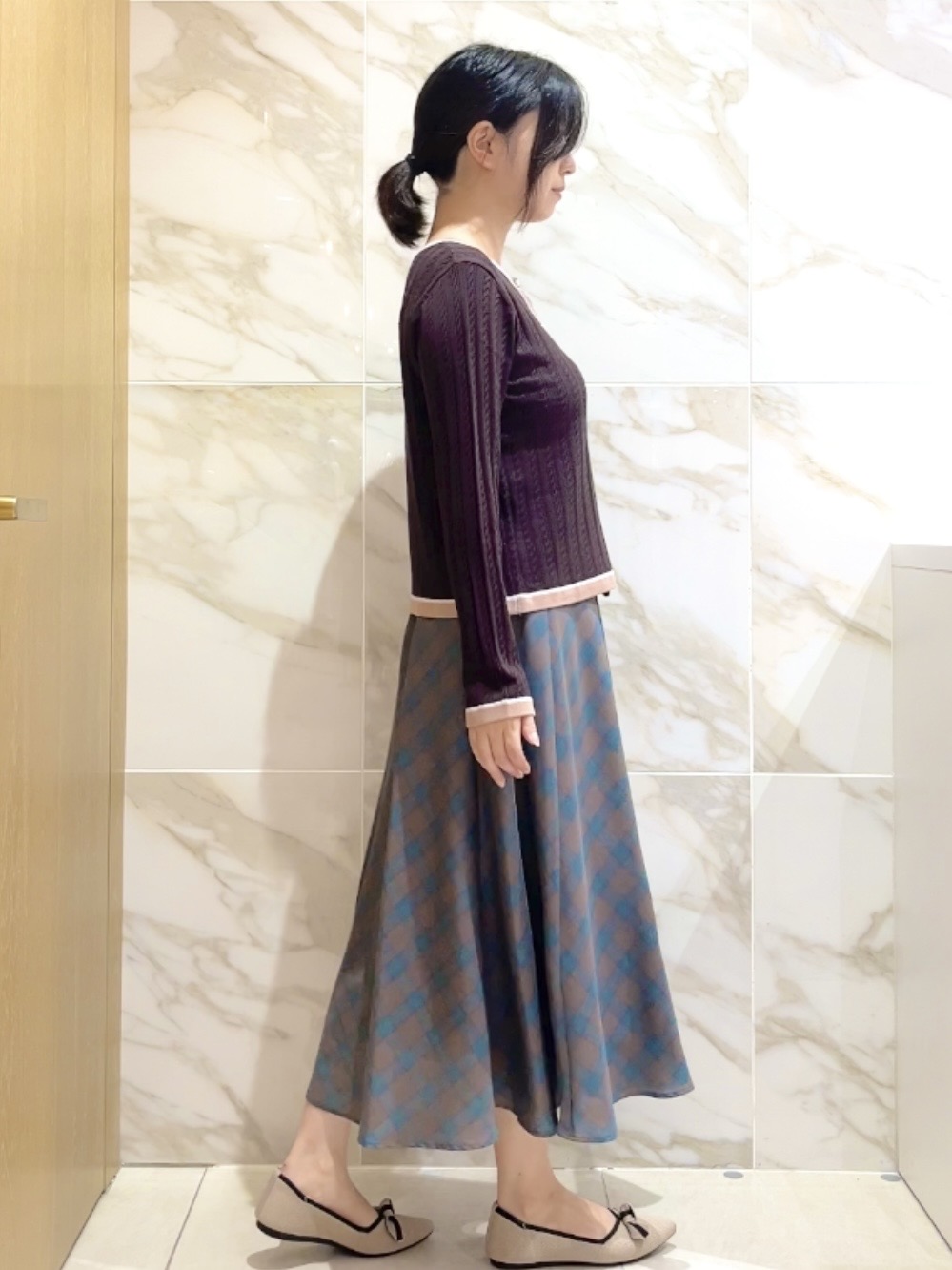 しおりさんの「index｜【立体編みが上品・アンサンブル可】ラメ配色 ケーブルカーディガン」を使ったコーディネート