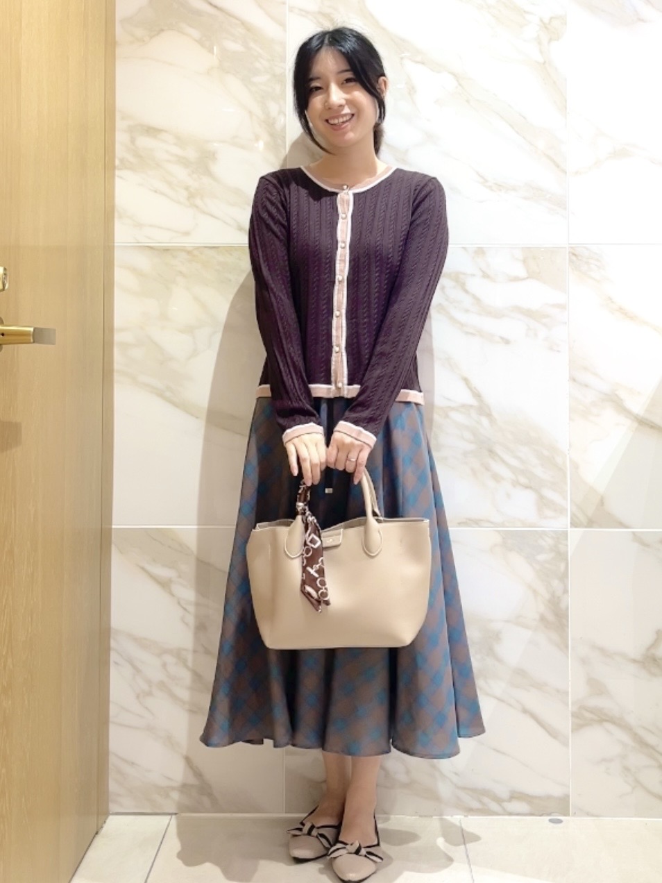 しおりさんの「index｜【立体編みが上品・アンサンブル可】ラメ配色 ケーブルカーディガン」を使ったコーディネート