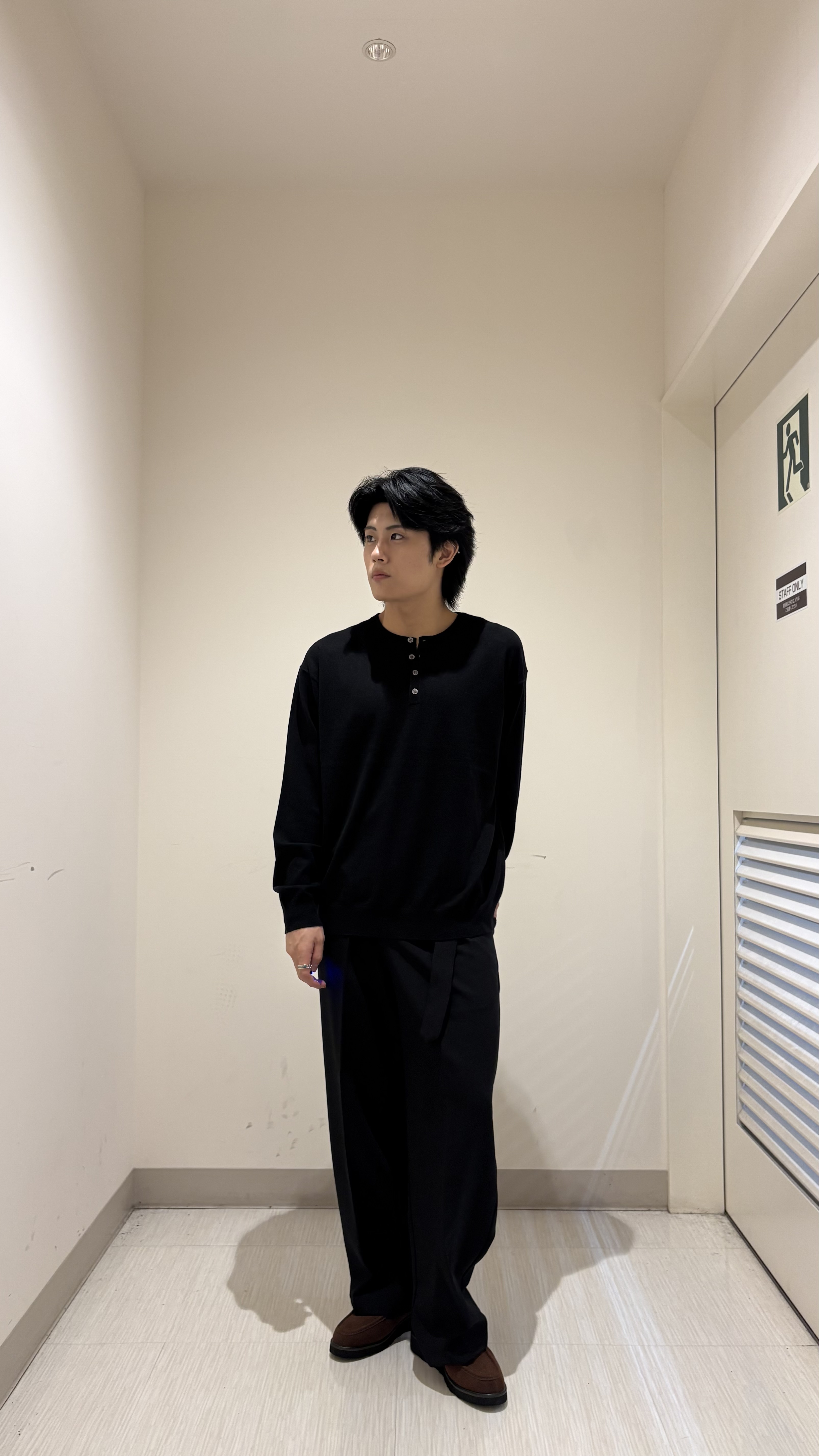 辻一樹さんの「tk.TAKEO KIKUCHI｜ヘンリーネックハイゲージニット」を使ったコーディネート