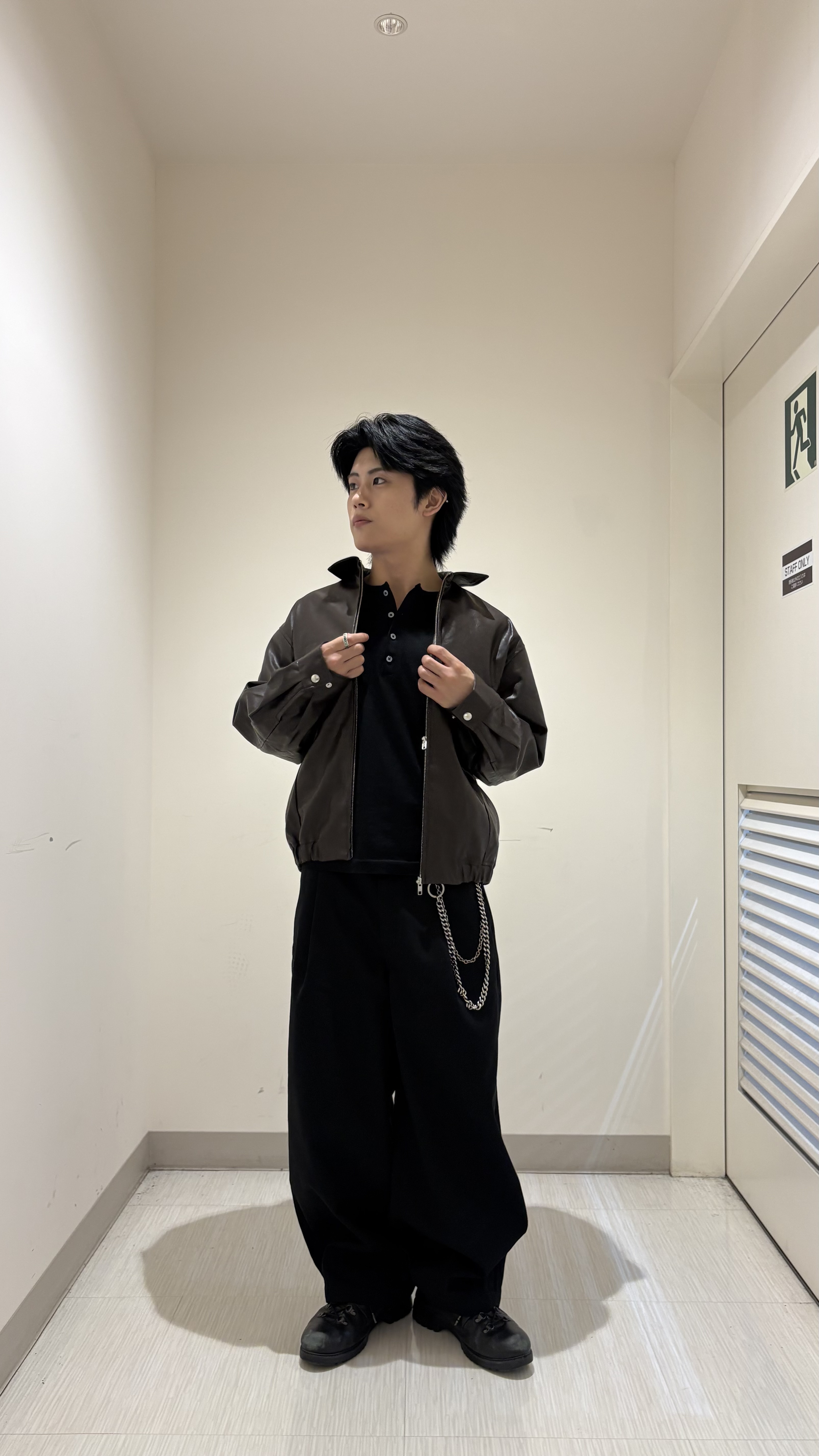 辻一樹さんの「tk.TAKEO KIKUCHI｜レザー調フライトジャケット」を使ったコーディネート