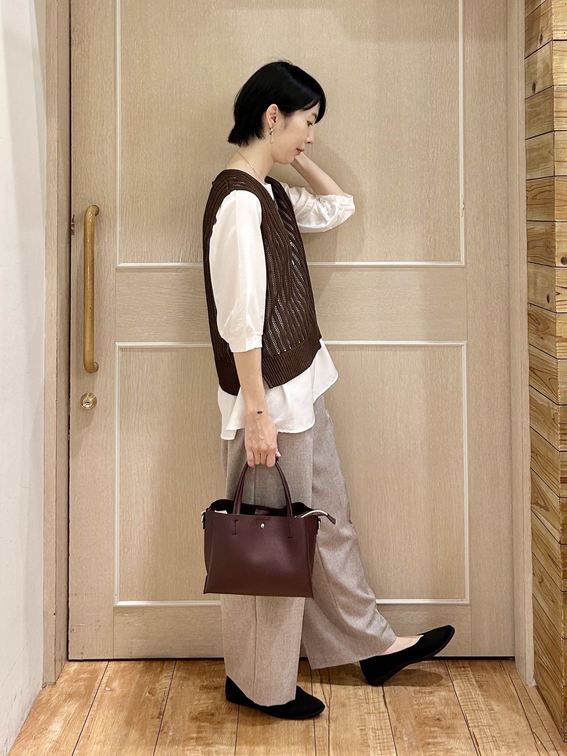 ちぐささんの「SHOO･LA･RUE｜【2点セット/洗濯機可/S-LL】時短でコーデ決まる 透かし編みニットベスト＋5分袖シャツ」を使ったコーディネート