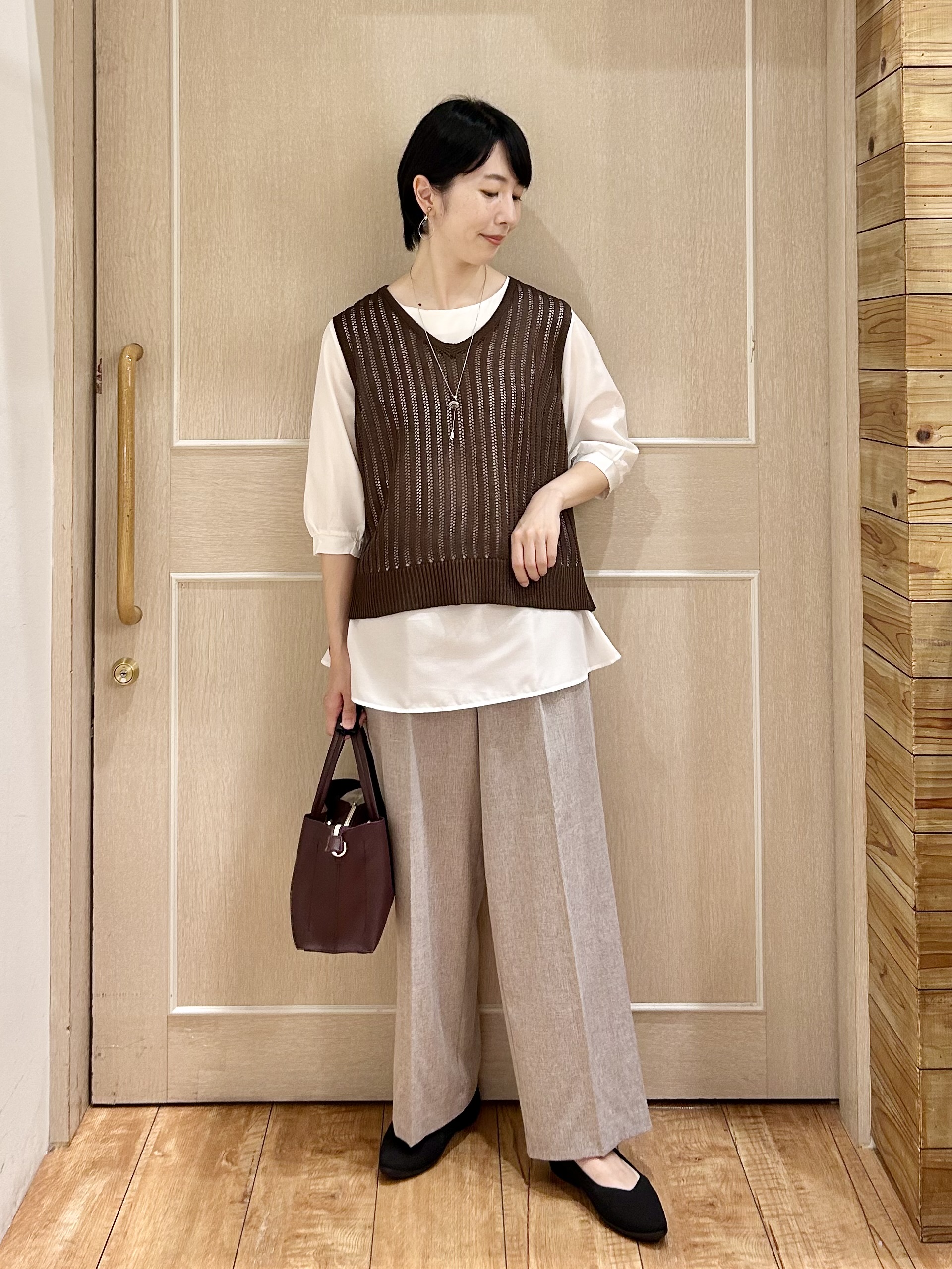 ちぐささんの「SHOO･LA･RUE｜【2点セット/洗濯機可/S-LL】時短でコーデ決まる 透かし編みニットベスト＋5分袖シャツ」を使ったコーディネート