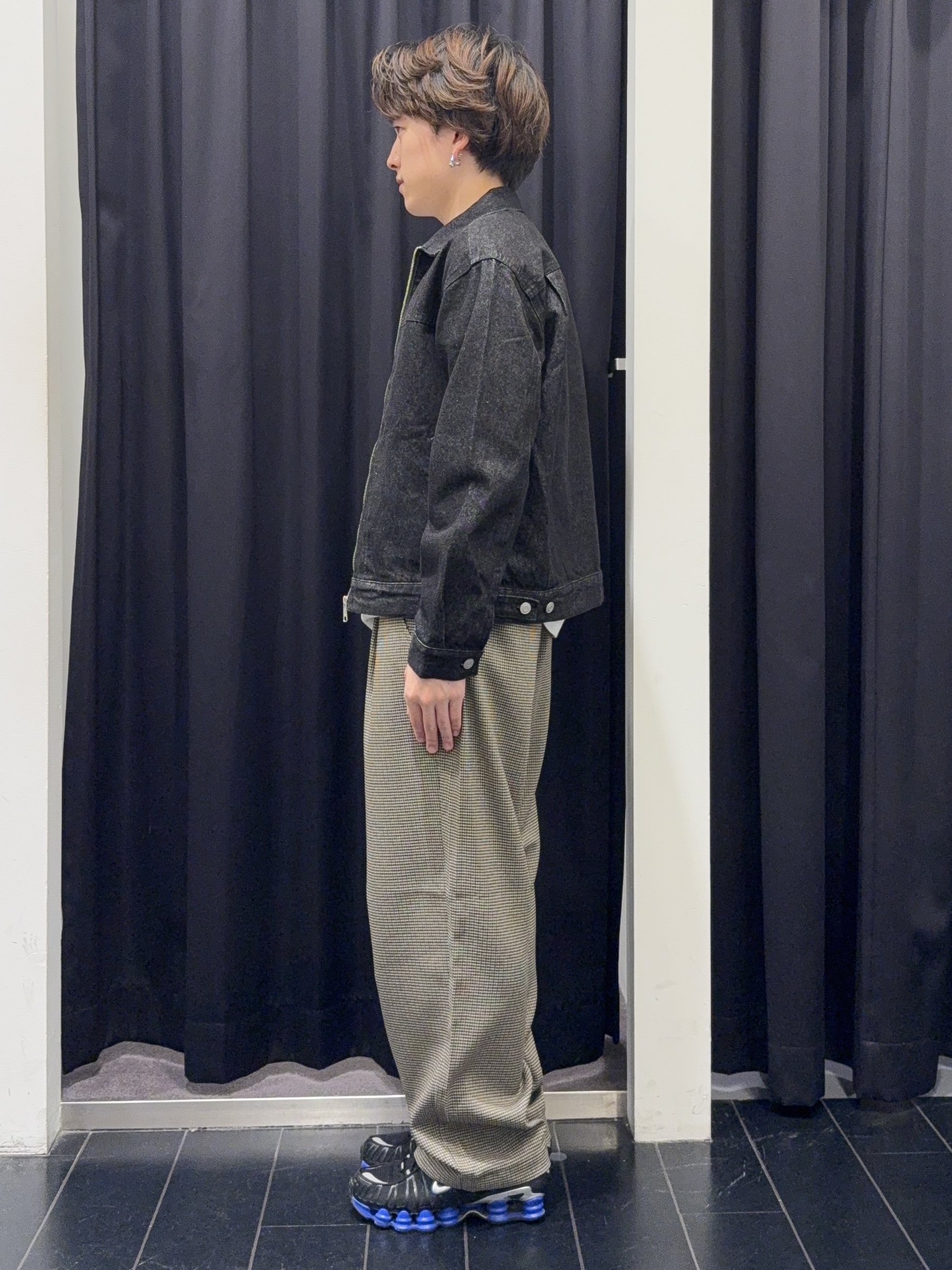 カシマさんの「THE SHOP TK｜【色落ちしにくい/セットアップ可】デニムライク ジップアップジャケット」を使ったコーディネート