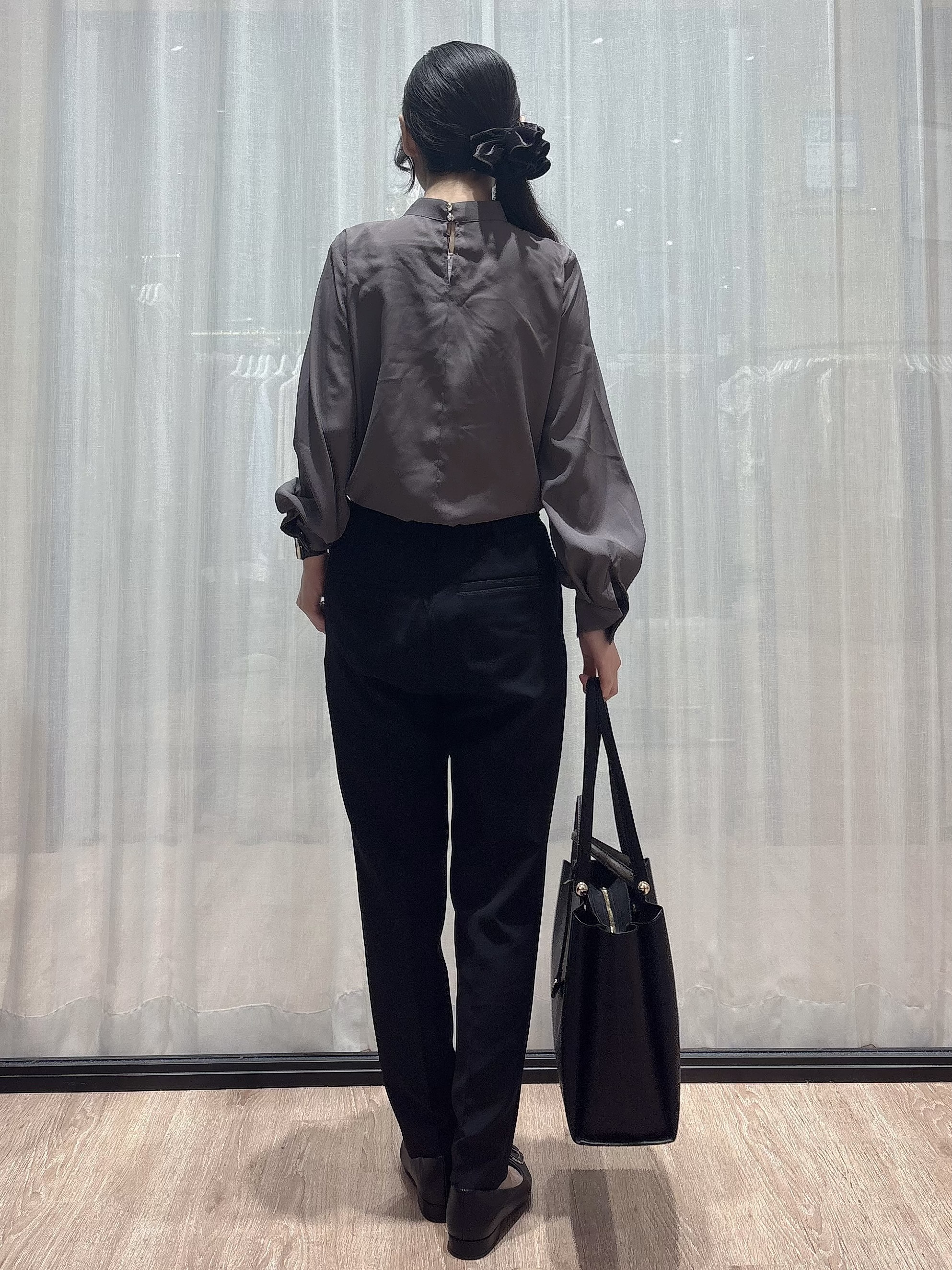 ぞうげさんの「OPAQUE.CLIP｜ゴールドモチーフ付きボウタイブラウス【洗濯機OK／イージーアイロン】」を使ったコーディネート